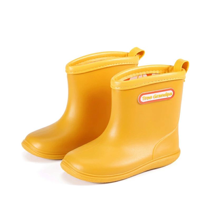 商品詳細 商品名 キッズ 雨靴 商品説明 【履くときに左右が分かりやすい！キッズレインブーツ】 傘やレインコートとコーディネートできる!あそびゴコロいっぱいのレインブーツです。左右を区別するカラフルなタグがついているので、右足と左足が迷子になりにくくなっています♪ 【大きな履き口】 大きい履き口で脱ぎ履きラクラク。素材も柔らかく、お子さまの動きにフィットしやすい。 興味津々なお子さまにうれしい、雨の日がぐんと楽しくなるキッズレインブーツ！ 【ゴムより軽いPVC素材】 履き口は柔らかいPVC素材で縫製されていて、足が擦れて痛くなることがありません。 元気なお子様にピッタリです♪ 【雨の日の濡れた地面にも心強い】 底はすべりにくくなっています。継ぎ目のない一体型の構造で水の侵入も防げます。 【男の子も女の子もお洒落に履けるシンプルなレインシューズです！】 履き口はループ付きで、小さいお子様も履きやすいデザインが◎ カラーバリエーション豊富なので、お気に入りの一足を見つけて下さい♪ 商品サイズ 13 14 15 16 17 18 19 20cm 関連キーワード レインブーツ 長靴 キッズ 女の子 男の子 レインシューズ 子供 ベビー おしゃれ 雨靴 インソール付き 14cm 15cm 16cm 17cm 18cm 19cm 20cm ジュニア 子供用長靴 軽量 子ども 雪 可愛い プレゼント 入園 入学 準備 歩きやすい 雨 雨具 梅雨 防水 シンプル 学 通学 通園 かわいい アウトドア シューズ 軽くて柔らかい 滑りにくい イエロー レッド ターコイズ ベージュ ピンク ネイビー 子供用 ゴム長靴 滑り止め アウトドア遊び用 完全防水 雪遊び 梅雨対策 ショート丈 キッズレインシューズ 男女兼用 ユニセックス 子供靴 ミドル丈 取っ手付き 凸凹デザイン ループ付き 軽量長靴 返品について ●返品ご希望の際は商品到着から7日以内に必ず当店までご連絡をお願いいたします。 ●ご連絡がない場合の返品はご遠慮ください。 ●ご連絡を頂けましたらスムーズに対応できますので、ご協力いただけますようお願い申し上げます。 注意事項 商品写真はできる限り実物の色に近づけるよう努力しておりますが、お客様がご使用になられるパソコンのモニターやカラー設定、お部屋の照明などにより色の変化が感じられる場合がございます。 予めご理解いただきますようお願い致します。商品詳細 商品名 キッズ 雨靴 商品説明 【履くときに左右が分かりやすい！キッズレインブーツ】 傘やレインコートとコーディネートできる!あそびゴコロいっぱいのレインブーツです。左右を区別するカラフルなタグがついているので、右足と左足が迷子になりにくくなっています♪ 【大きな履き口】 大きい履き口で脱ぎ履きラクラク。素材も柔らかく、お子さまの動きにフィットしやすい。 興味津々なお子さまにうれしい、雨の日がぐんと楽しくなるキッズレインブーツ！ 【ゴムより軽いPVC素材】 履き口は柔らかいPVC素材で縫製されていて、足が擦れて痛くなることがありません。 元気なお子様にピッタリです♪ 【雨の日の濡れた地面にも心強い】 底はすべりにくくなっています。継ぎ目のない一体型の構造で水の侵入も防げます。 【男の子も女の子もお洒落に履けるシンプルなレインシューズです！】 履き口はループ付きで、小さいお子様も履きやすいデザインが◎ カラーバリエーション豊富なので、お気に入りの一足を見つけて下さい♪ 商品サイズ 13 14 15 16 17 18 19 20cm 関連キーワード レインブーツ 長靴 キッズ 女の子 男の子 レインシューズ 子供 ベビー おしゃれ 雨靴 インソール付き 14cm 15cm 16cm 17cm 18cm 19cm 20cm ジュニア 子供用長靴 軽量 子ども 雪 可愛い プレゼント 入園 入学 準備 歩きやすい 雨 雨具 梅雨 防水 シンプル 学 通学 通園 かわいい アウトドア シューズ 軽くて柔らかい 滑りにくい イエロー レッド ターコイズ ベージュ ピンク ネイビー 子供用 ゴム長靴 滑り止め アウトドア遊び用 完全防水 雪遊び 梅雨対策 ショート丈 キッズレインシューズ 男女兼用 ユニセックス 子供靴 ミドル丈 取っ手付き 凸凹デザイン ループ付き 軽量長靴 返品について ●返品ご希望の際は商品到着から7日以内に必ず当店までご連絡をお願いいたします。 ●ご連絡がない場合の返品はご遠慮ください。 ●ご連絡を頂けましたらスムーズに対応できますので、ご協力いただけますようお願い申し上げます。 注意事項 商品写真はできる限り実物の色に近づけるよう努力しておりますが、お客様がご使用になられるパソコンのモニターやカラー設定、お部屋の照明などにより色の変化が感じられる場合がございます。 予めご理解いただきますようお願い致します。