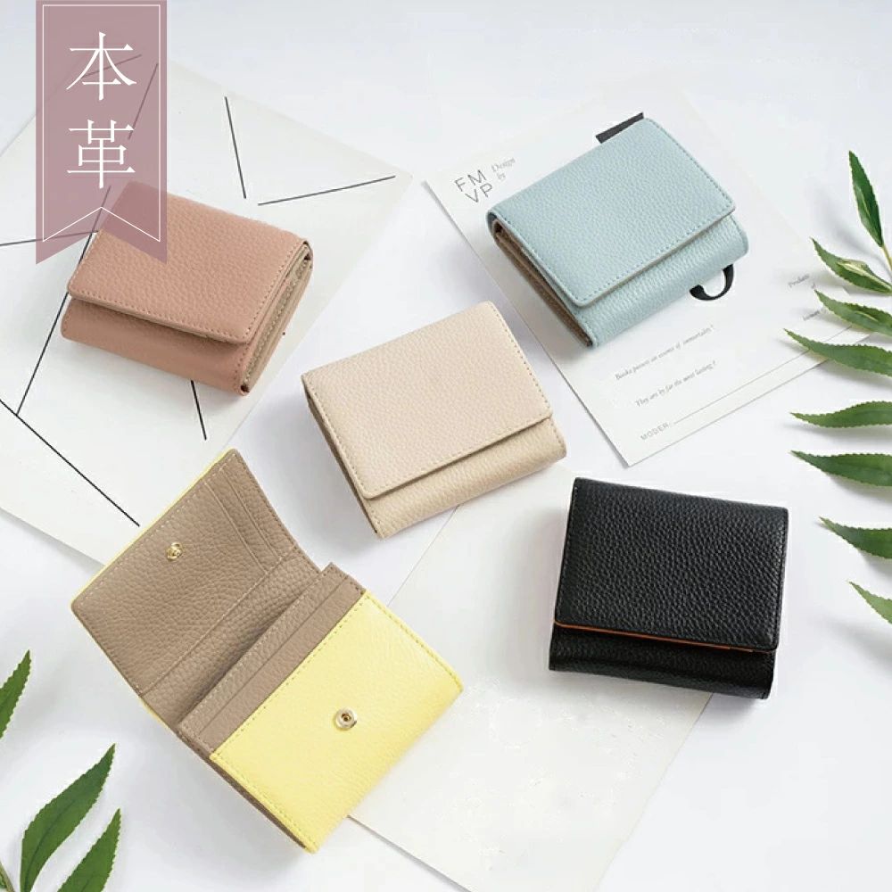 本革 二つ折り財布 レディース ミニマルデザイン 財布 大容量 カード収納 財布 コンパクト 小さい財布 小銭入れ付き 二つ折り財布 多機能 本革財布 シンプルデザイン 財布 高級感 本革 レディース財布 ギフト 贈り物 財布 耐久性 本革 財布 高級感・機能性を兼ね備えた、毎日に寄り添う本革財布 5 商品情報商品詳細商品名：本革 二つ折り財布 レディース 小銭入れ付き カード収納 大容量 コンパクト ギフトに最適商品説明：使いやすさと高級感を両立した本革二つ折り財布です。外側・内側ともに本革を使用し、長く愛用できる耐久性と上品なデザインが特徴です。機能性にも優れ、日常使いはもちろん、ギフトにも最適な一品です。素材：本革（外側・内側ともに）サイズ：縦10cm × 横10cm × 厚さ2.5cm重量：約100g収納：カードポケット×8小銭入れ×2札入れ×1（仕切り付き）カラー展開：ブラック、グレー、ホワイト、ブルー、ピンク、イエロー、ブラック×オレンジ、ブラウン、グレー×ホワイトキーワードレディース 本革 二つ折り財布 ミニマルデザイン 財布 大容量 カード収納 財布 コンパクト 小さい財布 小銭入れ付き 二つ折り財布 多機能 本革財布 シンプルデザイン 財布 高級感 本革 レディース財布 ギフト 贈り物 財布 耐久性 本革 財布注意事項★本製品は天然の本革を使用しているため、商品ごとに色合いや風合い、細かなキズやシワが異なる場合がございます。これらは本革特有の特性であり、製品の品質には問題ありません。★画像はできる限り実物に近い色合いで撮影しておりますが、モニターやスマートフォンの設定によって若干異なる場合がございます。本革 二つ折り財布 レディース ミニマルデザイン 財布 大容量 カード収納 財布 コンパクト 小さい財布 小銭入れ付き 二つ折り財布 多機能 本革財布 シンプルデザイン 財布 高級感 本革 レディース財布 ギフト 贈り物 財布 耐久性 本革 財布 高級感・機能性を兼ね備えた、毎日に寄り添う本革財布 5 商品情報商品詳細商品名：本革 二つ折り財布 レディース 小銭入れ付き カード収納 大容量 コンパクト ギフトに最適商品説明：使いやすさと高級感を両立した本革二つ折り財布です。外側・内側ともに本革を使用し、長く愛用できる耐久性と上品なデザインが特徴です。機能性にも優れ、日常使いはもちろん、ギフトにも最適な一品です。素材：本革（外側・内側ともに）サイズ：縦10cm × 横10cm × 厚さ2.5cm重量：約100g収納：カードポケット×8小銭入れ×2札入れ×1（仕切り付き）カラー展開：ブラック、グレー、ホワイト、ブルー、ピンク、イエロー、ブラック×オレンジ、ブラウン、グレー×ホワイトキーワードレディース 本革 二つ折り財布 ミニマルデザイン 財布 大容量 カード収納 財布 コンパクト 小さい財布 小銭入れ付き 二つ折り財布 多機能 本革財布 シンプルデザイン 財布 高級感 本革 レディース財布 ギフト 贈り物 財布 耐久性 本革 財布注意事項★本製品は天然の本革を使用しているため、商品ごとに色合いや風合い、細かなキズやシワが異なる場合がございます。これらは本革特有の特性であり、製品の品質には問題ありません。★画像はできる限り実物に近い色合いで撮影しておりますが、モニターやスマートフォンの設定によって若干異なる場合がございます。