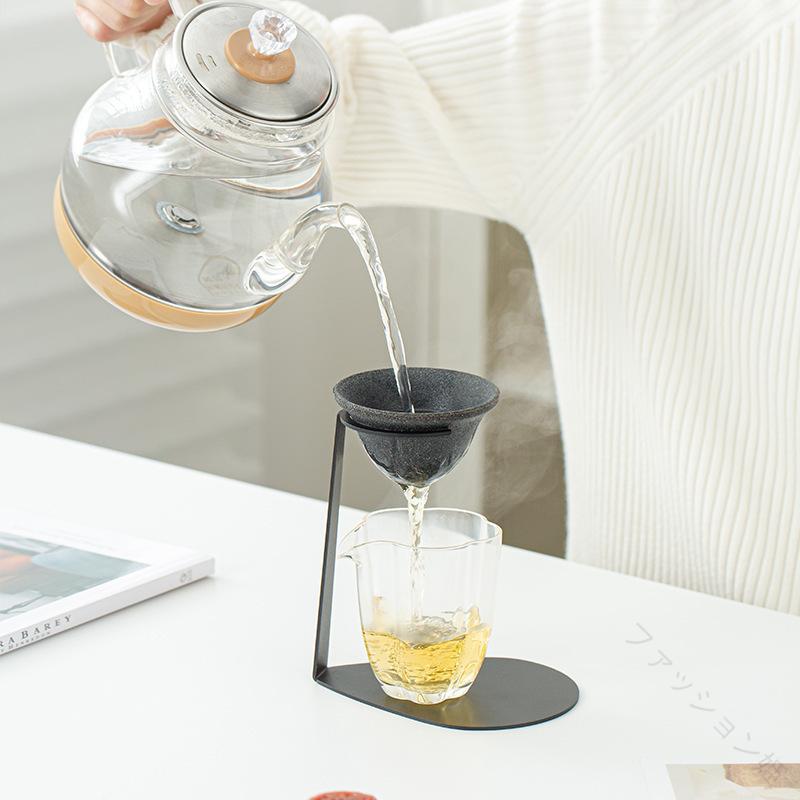 ・素材: 陶磁・カラー: グレー・スタイル: ビジネス・テイスト: シンプル .茶こし 穴なし 極細 メッシュ フィルター と 鉄製 スタンド 陶器製 グレー セット は ティー インフューザー として シンプル で モダン な デザイン を 持ち ビジネス や オフィス 自宅用 に 最適 なおしゃれ な 商品 です。。 指定された配送時間は承っておりません。【ファッション姫】
