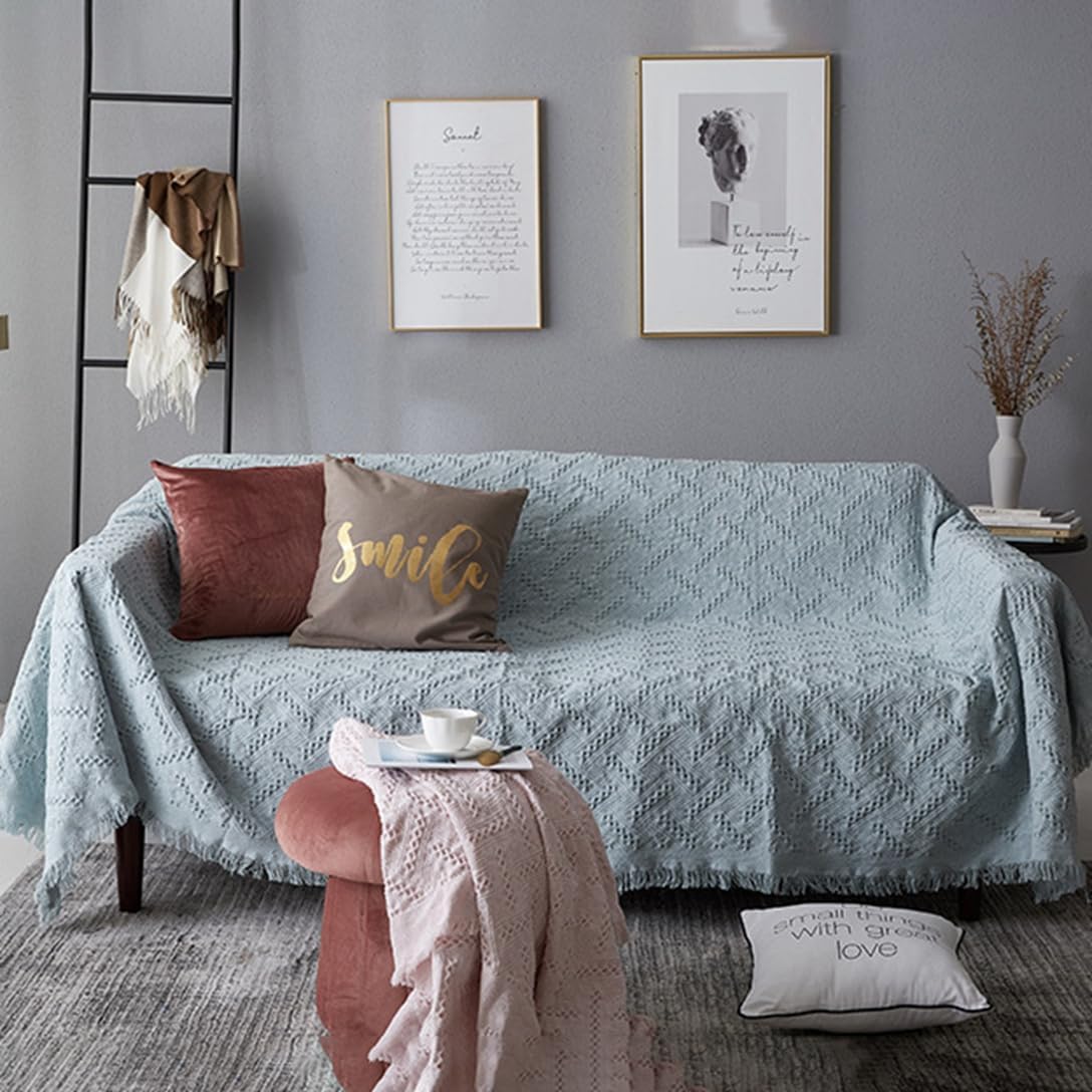 　　　 ◆◇◆売れている秘密◆◇◆ 【素材】このソファーマットは綿混素材を使用で肌触りもよく、綿糸を編んで、快適に通気します。きめのある質感で、ボールができにくく、より耐久性があり、四季通用、しかも耐摩耗性でしわに強い。 【精密縫製】縫製に細かくまでこだわり、スタイリッシュなフリンジデザイン。活性捺染技術、色彩がきらびやかで、健康に刺激がない。洗濯も簡単であり、折りたたみもできるため、使用後の取り扱いにも手間がありません。 【簡単着脱】ソファーに掛けて、女性一人の力でも楽に切り替える。掛けるだけでイメージチェンジ。お部屋の雰囲気を明るくしてくれます。リラックスする時間を提供してくれる、癒しのアイテムとしてもおすすめです。 【丸洗いOK】汚れてもすぐに洗えるウオッシャブルやイプだから安心。色あせず、洗っても新しいようになる。お子様はやペットがいるお家でもいつでも清潔に。実用性も美観性も備えている。気軽にお部屋の飾り付けを変える。 【多用途】この製品は各種類ソファーに適用します。肘付きソファーと肘なしソファーとも対応できます！四季に使用でき、広い範囲で使用できるため、多機能性があります。ソファカバー、ソファタオル、カーペット、ダブルソファー、シングルソファー、寝椅子、出窓。防塵カーペット、キャンプカーペット、旅行毛布なども使えます。 　　　◆◇◆注意事項◆◇◆ご覧のモニターの環境、撮影環境により実物と色味が異なって見える場合がございます。湿った状態で他のものと擦り合わせると色が移る恐れがあります。濃色品の洗濯時は、白色、淡色と分けて洗ってください。説明 掛けるだけでイメージチェンジ。ソファカバーやベッドカバーなど自由に使えます。【商品詳細】■品名：おしゃれソファカバー■内容：ソファカバー1枚■素材：綿＋ポリエステル（綿糸は糊処理を経て、やや硬く、洗えば洗うほど柔らかくなる）【ソファー保護】ソファー全体を覆えるカバーを掛けるだけで、お使いのソファーが大変身です!また、防塵やキズ防止などの機能があり、ソファーをしかっりと保護できます。【おしゃれなデザイン】フリンジ付き、シンプルなデザインでインテリアを北欧風に直ちに転換します。【簡単着脱】ソファーに掛けて、女性一人の力でも楽に切り替える。掛けるだけでイメージチェンジ。【収納便利】軽量で持ち運びが楽々。薄手で小さく折りたたむことができるので、収納しやすい。【洗濯可能】洗濯可能な点が嬉しいです。簡単にお手入れができるので、いつでも清潔に保つことができます。【四季通用】防塵、キズ防止などができて、一年中に使われるソファーカバーです。手触りが良くて夏でも冬でも快適に過ごせることができます。注意事項：1.お洗濯についてお洗濯の際は必ず洗濯ネット等に入れて下さい。裸のままで洗濯をされますと、金具等に引っかかりほつれてしまう可能性があります。素材の特性上、お洗濯によって若干縮みます。2.サイズにつきましては平置き採寸となります。生地や個体差により1~3cmの誤差が生じる場合がございます。3.ご使用のモニター、デバイス環境により色の見え方が異なる場合がございますのでご了承ください。≪サービス提供≫万が一、ショッピング中に質問がある場合、またはご購入後のご不明点、ご不満な点等がございましたら、アカウントサービスよりご連絡くださいませ。お客様のために24時間以内に問題を解決するに全力を尽くいたします。