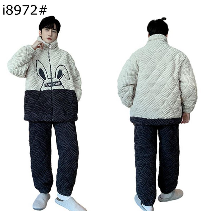 　　　 ◆◇◆人気の秘密◆◇◆ 【素材】高級ポリエステル生地で作られており、保温性が優れて、お肌に染み込んでいくような気持ちの良い着心地、ふんわり、暖かい冬用パジャマです。 【三重構造】暖かい三層ポリエステル生地を使用しているので、柔らかな肌触り ＆ 厚手なので寒い季節もあったか快適ルームウェアです。寒さが苦手な方におすすめます。 【優れた保温性】表面の暖かいポリエステル生地は、肌触りが細かく、厳冬を防ぎます。中間層の蓄熱繊維、熱を保持して保温して、熱量の流失を防止します。裹地の短い毛の絨、急速に暖かくなって、柔らかくて毛が落ちません。 【着脱簡単】人気の前開きタイプのため、着脱が簡単で便利です。上着にポケットがあり、こんなに寒い冬はポケットに手を入れると、幸せ感100%！ 【贈り物】冬には不可欠なものとして、誕生日、記念日などご家族やお友達へのプレゼントにも人気だし、自分へのご褒美にもぜひ選びましょう。 　　　◆◇◆注意事項◆◇◆ご覧のモニターの環境、撮影環境により実物と色味が異なって見える場合がございます。湿った状態で他のものと擦り合わせると色が移る恐れがあります。濃色品の洗濯時は、白色、淡色と分けて洗ってください。説明 ★素材：ポリエステル 目安なサイズは画像までご参考ください。 サイズは商品を平置きした状態で測定した長さです。製品によって若干の誤差がある場合がございます。予めご了承ください。 商品について 機械による生産のため、生地の継ぎ目の若干のズレや多少のほつれなど、形やサイズに多少の誤差が生じる場合や他繊維が混紡している場合もございますが、品質上の問題はございませんので、予めご理解下さいますようお願い致します。 商品によって素材の性質上、製造過程において染料などの特有の匂いが多少強く感じられるものもございますが、数日のご使用や陰干しなどで、ほとんど匂いは感じられなくなりますので、ご安心ください 発送上の状態によって商品がシワになる場合がございます。予めご了承くださいませ。