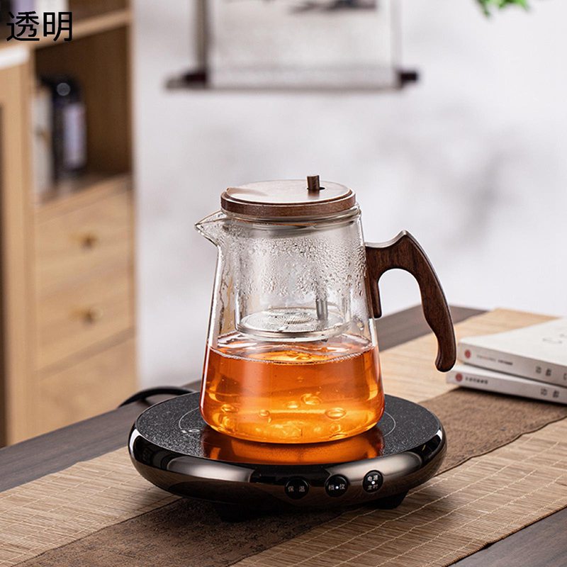 　　　 ◆◇◆人気の秘密◆◇◆ 【耐熱ガラス製】この麦茶ポットは耐熱ガラスなので、瞬間的な温度変化に耐えられます。耐熱、耐冷、温度範囲は−20℃から150℃までです。 【おしゃれなデザイン】デザイン性の高い、個性的なガラスピッチャー、いつもと違う極上感を演出できます。シンプルな構造で広口タイプだから奥までしっかり手が届き、毎回洗うのが苦にならないほどとても洗いやすいアイテムです。 【便利な広口デザイン】広口デザインにより、お手入れが非常に簡単です。また、使用中に氷や飲み物を追加するのも簡単で、とても便利です。 【V形注ぎ口】注ぎ口は注ぎやすい構造になっています、切れ味の良いV字形デザインです。滑らかな注ぎ心地でお茶を楽しむ時間が一層豊かになります。透明なティーポット本体と墨色の茶こしが、茶の色と調和し、お茶の時間を一層引き立てます。 【対応環境】事務所、店、家、会社など色々な用途があります。記念日、結婚式、引越し、新築祝い、記念日の贈り物、キッチン用品、食器ギフトです。 　　　◆◇◆注意事項◆◇◆ご覧のモニターの環境、撮影環境により実物と色味が異なって見える場合がございます。湿った状態で他のものと擦り合わせると色が移る恐れがあります。濃色品の洗濯時は、白色、淡色と分けて洗ってください。説明 麦茶ポット ポット ピッチャー 素材:ガラス 容量:規格の詳細は、商品オプションからご選択ください。 注ぎ口がふさげる衛生的なフタ 注ぐ時:フタ凸部を注ぎ口方向へ 保存時:フタ凸部をハンドル方向へ ★持ち手が付いているのも注ぎやすさを考えた設計 ★中まで手を入れられる広口設計なので、しっかり洗えて清潔。 ★透明ポットはシンプル素敵なので、中身の量が一目で確認できます。 ★ドアポケットにもスッキリ収まりやすく、冷蔵庫に収納しやすいサイズ。 本体が熱くなり火傷をしたり、耐熱温度以上になり本体の変形や破損の原因になります。 立てた状態で使用して下さい。横にして置かれますと、水漏れの原因になります。
