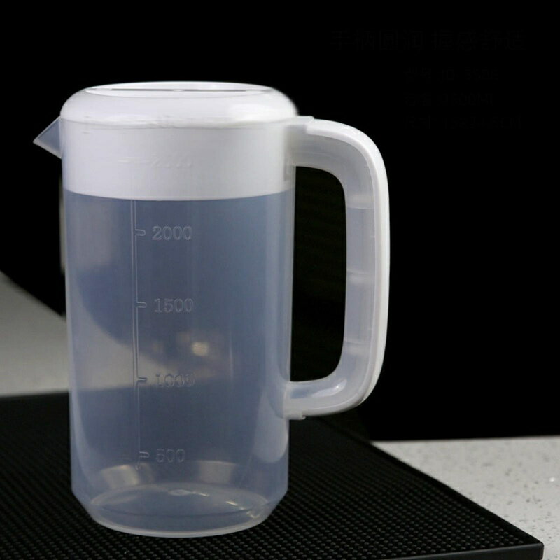 　　　 ◆◇◆人気の秘密◆◇◆ 【高品質素材】食品グレードのPP素材で、-20℃?120℃の温度差に耐え、冷水・温水を充填でき、耐久性に優れています。 【十分な容量】実用的な容量は5000mlで、来客時にスタイリッシュな水差しを使ってお茶や水を注ぐことができ、お店のような雰囲気を作り出します。 【便利な広口デザイン】広口デザインにより、お手入れが非常に簡単です。また、使用中に氷や飲み物を追加するのも簡単で、とても便利です。 【使い方広がる万能ポット】ハンドルやフタにも使いやすさを高める工夫が施されています。ハンドルは大きくしっかりとした作りなので、熱が伝わりにくく、安定してティーポットを持ち上げられるので安全です。 【多機能】さまざまな飲み物（水、自家製レモネード、ジュース、コーヒー、パンチドリンクなど）を入れる冷水筒です。パーティーにピッタリです！結婚や出産のプレゼントとしても喜ばれています！ 　　　◆◇◆注意事項◆◇◆ご覧のモニターの環境、撮影環境により実物と色味が異なって見える場合がございます。湿った状態で他のものと擦り合わせると色が移る恐れがあります。濃色品の洗濯時は、白色、淡色と分けて洗ってください。説明 麦茶ポット ポット ピッチャー 素材:PP 容量:規格の詳細は、商品オプションからご選択ください。 注ぎ口がふさげる衛生的なフタ 注ぐ時:フタ凸部を注ぎ口方向へ 保存時:フタ凸部をハンドル方向へ ★持ち手が付いているのも注ぎやすさを考えた設計 ★中まで手を入れられる広口設計なので、しっかり洗えて清潔。 ★透明ポットはシンプル素敵なので、中身の量が一目で確認できます。 ★ドアポケットにもスッキリ収まりやすく、冷蔵庫に収納しやすいサイズ。 本体が熱くなり火傷をしたり、耐熱温度以上になり本体の変形や破損の原因になります。 立てた状態で使用して下さい。横にして置かれますと、水漏れの原因になります。