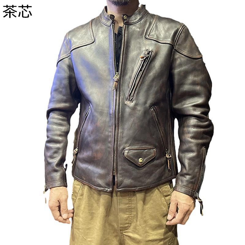 　　　 ◆◇◆人気の秘密◆◇◆ 【レザー本革】適度な光沢感を放ち、高級感が溢れています。着心地も抜群な本革ジャケットです。大人の品の良さと男らしい雰囲気を持ち合わせたレザージャケットです。 【耐久性】強度に優れた皮でできており非常に耐久性に優れています。快適性も追及しています。 【体つきを現れる一着】スリムなタイプで、細身のボトムスを合わせるだけでスタイリッシュなコーデが手軽にできます。 【おしゃれ】立体裁断により動きやすさ、快適性も追及して、適度な光沢感を放ち、高級感が溢れています。もっと男性魅力大人っぽさを演出してくれるライダースジャケットです。 【様々な用途】日常だけではなく、ライダースとしてバイクやサイクリングにもピッタリ！スポーツアウターとして登山や遠足、カジュアルウェアとしてカジュアルやドライブ、または記念日や誕生日の時、プレゼントとしてご家族、ご兄弟、お友達に贈ることもオススメ。 　　　◆◇◆注意事項◆◇◆ご覧のモニターの環境、撮影環境により実物と色味が異なって見える場合がございます。湿った状態で他のものと擦り合わせると色が移る恐れがあります。濃色品の洗濯時は、白色、淡色と分けて洗ってください。説明 ※パッケージ内容はジャケットのみで、他のアクセサリーなどは含まれていません。 目安なサイズは画像までご参考ください。 サイズは商品を平置きした状態で測定した長さです。製品によって若干の誤差がある場合がございます。予めご了承ください。 商品について 機械による生産のため、生地の継ぎ目の若干のズレや多少のほつれなど、形やサイズに多少の誤差が生じる場合や他繊維が混紡している場合もございますが、品質上の問題はございませんので、予めご理解下さいますようお願い致します。 商品によって素材の性質上、製造過程において染料などの特有の匂いが多少強く感じられるものもございますが、数日のご使用や陰干しなどで、ほとんど匂いは感じられなくなりますので、ご安心ください。 発送上の状態によって商品がシワになる場合がございます。予めご了承くださいませ。