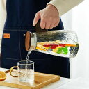 【1800ML】耐熱ガラスポット 冷水ポット 耐熱ガラス 木製持ち手 ガラスピッチャー サーバー 耐熱ポット 冷水筒 水筒 広口開口 冷蔵庫入れ可能 洗いやすい 耐熱耐冷 麦茶ポット おしゃれ シンプル 結婚祝い 引越し祝い 新生活 プレゼント ガラス 透明 ポット