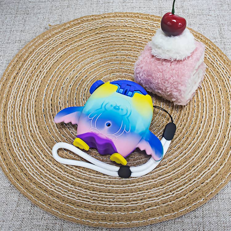 あべ商会 楽天市場店のタマゴッチ カバー 落下防止 専用 Tamagotchi Paradise用ケース パラダイス 保護カバー たまごっちパラダイス Tamagotchi タマゴッチパラダイス専用 シリコン保護ケース シリコン収納ケース 衝撃吸収 キズ防止 全面保護 携帯ストラップ付き 洗浄可能｜アングル3