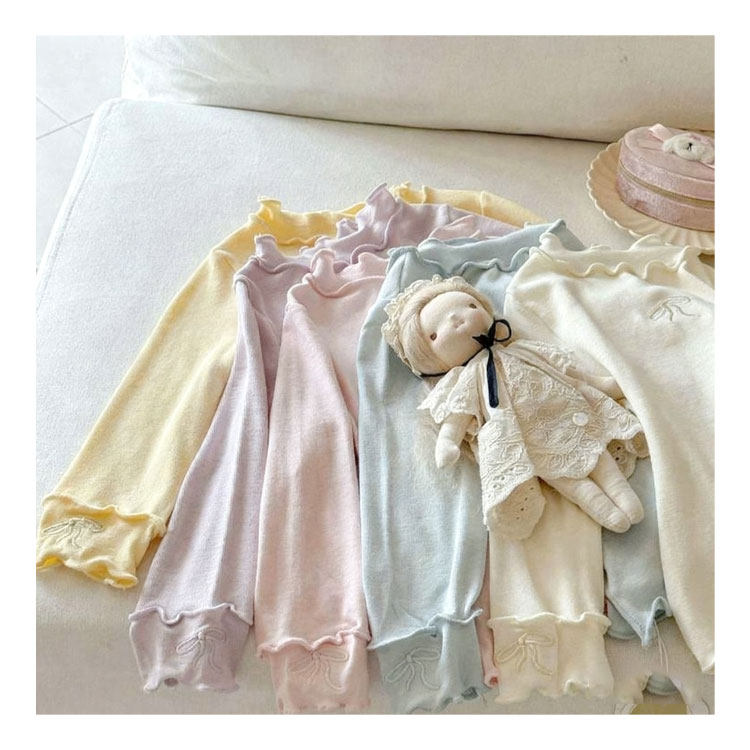 あべ商会 楽天市場店のインナー キッズ 長袖 秋 冬 フリル インナーシャツ キッズ服 女の子 リボン刺繍 暖かい 子供服 寒さ対策 防寒 保温 無地 シンプル レイヤード 柔らか あったか 肌着 冬用 あったかインナー 動きやすい 下着 冬インナー 春秋冬｜アングル3