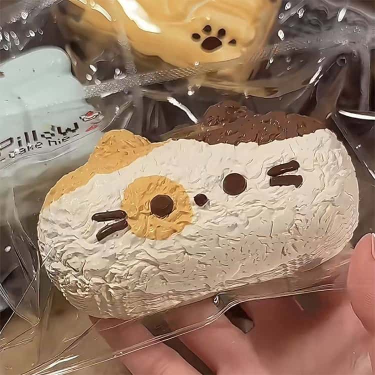 三色猫 スクイーズ ケーキ 猫おにぎり ぷにぷに ふわふわおもちゃ もちとろスクイーズ 水感スクイーズ お菓子 スイーツ リアル 袋 パウチ 袋のまま 柔らかい とろふわ もちもち 水感 粘着 ねっとり 触感 感触 触り心地 かわいい 韓国 SNS ストレス解消 大福 abefirm-10098704 あべ商会 楽天市場店 サンプル画像3