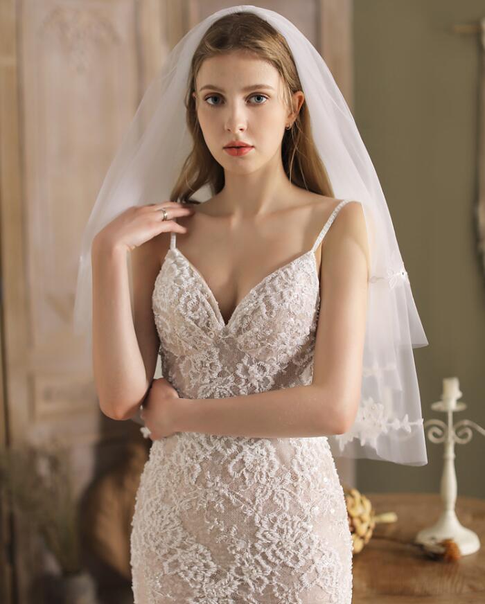送料無料ミドルベール 結婚式 ベール 2層 金属コーム付き ウェディングベール ミドル ウエディングベール ウェディング アクセサリー ブライダルベール ブライダルアクセサリー ウェディングアクセサリーベールの丈は約120cm*80cm ホワイト 結婚式アクセサリー