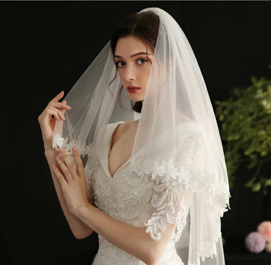 あべ商会 楽天市場店の送料無料ベール ミドルベール 結婚式 2層 コーム付き ショートベール ミドル ウェディングベール ウエディングベール 刺繍デザインホワイト長さは約80cm-100cm結婚式 撮影 日常コーデ 結婚式のヘッドアクセサリー パーティー 豪華なウェディングヘッドドレス｜アングル2