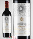 Chateau Mouton-Rothschild 2002 《ILYA KABAKOV》 / Bordeaux Red Dry シャトー　ムートン　ロートシルト2002　「イリヤ　カバコフ」 格付け ボルドー・メドック地区格付第1級（1973年以降） A O C ポイヤック 畑位置 ポイヤック村　（CH．ラフィット・ロートシルトと隣接） 畑面積 75ha 年間生産量 2002ヴィンテージ：20,000 ケース（※平均約 25,000ケース＝約30万本） 平均樹齢 50年以上 ブドウ品種 2002ヴィンテージ：カベルネ・ソーヴィニョン78％　メルロ12％　 　　　　　　　　　　　　カベルネ・フラン9％　　プティ・ヴェルド1％ （※平均：カベルネ・ソーヴィニョン77％、メルロ11％、カベルネ・フラン10％、プティ・ヴェルド2％） 収　穫 全て手摘み（20025ヴィンテージ：） 収　量 2002ヴィンテージ：31hl／haの極低収量（※平均40〜50hl／ha） 醗　酵 木製の醗酵槽で21〜31日間 熟　成 オーク樽（新樽率100％）でおよそ19〜22ヶ月間の熟成期間 諸処理 清澄される タイプ 赤のフルボディ 特　徴 驚くほど濃い色調で、豊かな果実香にモカのような香りと並外れて芳醇な味わいで丸みのある力強いタンニンと大変長い余韻が特徴的なスタイル。 料理 チーズ 牛のヒレ肉の網焼きや牛ヒレのステーキ・バターソースや赤ワインソース、牛赤身肉のカツレツなどが合う。 チーズでは、白カビソフトタイプのカマンベール、ウォッシュタイプ・ソフトのポンレヴェックやショーム、青カビタイプのスティルトンなど。 セカンド ル・プティ・ムートン・ロートシルト 2002 ヴィンテージ 情報 ヴィンテージチャート：18／20点 アドヴォケイト・ヴィンテージガイド：88点 WSヴィンテージチャート：86点 　「2002年ボルドー・ベスト・ワイン」にポイヤックから選ばれた9つのワインの一つ。 　ボルドーの2002年は、カベルネ種主体のメドックが主役のヴィンテージで、かの2000年に迫る品質の高いワインが誕生。 ※ボルドー委員会2002ヴィンテージ情報： 　ボルドーの2002年は、開花期の気候が良くなく、特にメルロで、花ぶるいや結実不良が発生し、夏は湿っていて涼しい季節となり、9月半ばに暑くなり乾燥したため、成熟の遅れを取り戻し、カビの広がりを食い止めることが出来、生産者たちの厳しい選果と卓越した醸造技術により、この難しい年されています。　2002年のボルドーの赤ワインは、全体的に上手く進行し、特にカベルネ・ソーヴィニヨンは強く、バランスが取れたワインになりました。 パーカー氏評価評価（2003.10／2005.4）：94〜96＋点／93点 *2005.3：93点 　縁まで濃厚な紫の色をして、ムートンの個性あふれる古典的なカシスの芳香をひけらかし、中くらいから重量級の重さとコク、タニックで力強く、いくらかなりとも1988ヴィンテージ型から切り離し、内気で、噛み応えがあり、申し分のない要素を備えたムートン・ロートシルトで、購入する人はかなりの忍耐が必要です。 予想飲み頃は、2015年から2030年＋あたり。 *2003.10：94〜96+点「ワイン・オブ・ザ・ヴィンテージの候補！」 　カベルネ主体のメドックの中でも最も縁でいっぱいまで光を通さないほどの濃く暗い色をしており、隠そうとしても隠し切れないクレーム・ド・カシスに、燻煙やココア、なめし革、甘草が混じり合ったものを思わせる幅の広い風味を備え、未だに耐え難いほどタニックであるものの、想像を絶するほど濃厚で、力強く、豊かで、コクと重量感も申し分のない怪物サイズのムートン。 まぎれもなく長期間セラーで寝かせる必要のあるヴァン・ド・ガルド（長期熟成型ワイン）。 飲み頃予想は、2015年から2040年あたり。 スペクテーター誌評価（2005.3.31）：91点 タバコや西洋杉、ベリーやカラントの果実など複雑性に富んだ香りに溢れ、重量感とコク、果実とよく熟したタンニンの確固とした芯が通り、2002ヴィンテージの傑出したワインの一つ。飲み頃予想は、2009年以降あたり。 シャトーコメント： 　深みのある、光を通さないほどの非常に濃い紫の色合い、トーストやローストしたコーヒーやの香り、スミレやライラックの花の香りが明らかに現れており、それからブラックカラントやブラックベリーやブラックチェリーの果実の香りが続きます。 非常にバランスがよく、瑞々しくあり、かつ確固とした申し分のない構成のタンニンとヴァニラやスパイス、ブラックカラントや新鮮な赤い果実の入り混じったペッパーなど芳醇風味に溢れ、余韻は長く、素直で寛大で、力強いコクと高い表現力のあるポイヤックワイン。 2002 ラベル デザイン ILYA KABAKOV　イリヤ・カバコフ氏　（1933-） 　1933年に旧ソ連のウクライナ共和国ドネプロペトロフスクに生まれたイリヤ・カバコフ氏は、より自由な作家活動を求めて冷戦終結以前から西側に渡り、ソ連内部の政治的抑圧と人々の複雑な感情を暗示させる大がかりなインスタレーション作品を発表し、早い時期から西側の美術界に高く評価されてきた芸術家です。 はじめは絵本の挿絵画家としてスタートしましたが、レニングラード芸術学校で学んだ後、1950年代に抽象表現主義へ移行し、1970年代以降は、共産主義体制に対する批判を込めた作品をドクメンタ、ヴェネツィア・ビエンナーレ、シドニー・ビエンナーレなどに出品し西側でも注目され、1988年からニューヨーク在住に活動を続けています。 1993年には、ベニス・ビエンナーレでロシア館の代表作家に選ばれましたが、その後もロシアに帰国することなく、欧米を中心に制作活動を精力的にこなし、いまや国際的に極めて高い評価を得ている作家の1人となっています。 　近年は、空想に満ちたより詩的な平面作品や、幼い日の記憶を辿るような幻想的な世界を垣間みせるインスタレーションを数多く発表しています。 ※インスタレーション／Installation art 　1970年代以降一般化した、絵画・彫刻・映像・写真などと並ぶ現代美術における表現手法・ジャンルの一つ。ある特定の室内や屋外などにオブジェや装置を置いて、作家の意向に沿って空間を構成し変化させ、場所や空間全体を作品として体験させる芸術。 2002ラベル： 　ムートン・ロートシルト2002のラベルは、グラフィック・アートのカバコフ氏の熟練技で以って、彼が特別好むだ多次元空間を著しいイ遠近法で描く手法でデザインされています。 カバコフ氏は、2002ラベルのための作品に、ロシア語で「窓」を意味する「OKHO」と題をつけ、そのラベルに描かれた「窓」の後ろに、カバコフ氏はもう一つの世界を見せ、無限で、無数に羽が輪郭をぐるぐる回りながら形取り、同時に、我々に偉大なワインの魔法の明白な寓話の夢と無上の喜びをもたらします。 ■ ご確認ください ■ 当該商品は自社販売と在庫を共有しているため、在庫更新のタイミングにより、在庫切れの場合やむをえずキャンセルさせていただく可能性があります。★シャトーのグレートサクセスヴィンテージは、 ワイン・オブ・ザ・メドック候補！★ ≪2002年ボルドー・ベスト・ワイン≫ CH．ムートン・ロートシルト　2002年 「イリヤ・カバコフ」画 　メドック地区四大シャトーのひとつで、1855年の格付けでは当時のオーナーがシャトーを取得して日が浅かったため2級格付けでした。 　故・フィリップ・ロートシルト男爵の努力が実り、1973年の格付け見直しで例外的に第2級から唯一昇格し1級を取得しました。 その年のラベルには、ラベルには、 PREMIER　CRU　EN　 1973 の文字と、かの有名な PREMIER　 JE　SUIS，　　我　一級たり、 SECONDE　JE　FUS，　　かつては　二級なりき、 MOUTON　NE　CHANGE．　　されど　ムートンは変わらず の文字が書かれ、男爵のその喜びが表されています。 また、1945年以来ラベルを毎年世界の著名な画家がデザインすることでも知られており、コレクターに高い人気があります。 ミロ、ピカソ、シャガール、コクトー、1979年は日本人の画家堂本尚郎氏、1991年はSETSUKO（巨匠バルテュス夫人）の絵がラベルを飾っています。 1988年1月の男爵の亡き後は、その娘フィリピーヌが後継者として、現在、パトリック・レオン率いる有能な醸造チームと共にムートン帝国を率いています。（・・・詳細＆一覧） ※ボルドー赤2002ヴィンテージ情報：　ボルドーの2002年は、カベルネ種主体のメドックが主役のヴィンテージで、かの2000年に迫る品質の高いワインが誕生しムートン・ロートシルト2002は、「2002年ボルドー・ベスト・ワイン」にポイヤックから選ばれた1つ。 ※WA：94〜96+点　／　WS：91点　（詳細はこのページの下方にあります。）