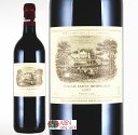 1995 Chateau Lafite Rothschild / Bordeaux Red Dry シャトー　ラフィット　ロートシルト 格付け ボルドー・メドック地区格付第1級（1855年） A O C ポイヤック 畑位置 ポイヤック村およびサン・テステフ村 畑面積 100ha 年間生産量 1995ヴィンテージ： 　　20,000ケース⇒全収穫量の1／3 　（平均：約 1万8000〜2万本⇒全生産量の1／3がグラン・ヴァン用） 平均樹齢 45年以上 ブドウ品種 1995ヴィンテージ： 　　　カベルネ・ソーヴィニョン75％ 　　　メルロ17％　　カベルネ・フラン8％ （平均：カベルネ・ソーヴィニョン80〜95％ 　　　　メルロ5〜20％ 　　　　カベルネ・フランとプティ・ヴェルド0〜3％） 収　穫 全て手摘みで完全除梗 醗　酵 ステンレス鋼と木の醗酵槽で18〜25日間 熟　成 オーク樽（新樽率100％）で20ヶ月間 　（※樽製造所を所有しており、自らの葡萄園で使用する樽を製造。） 諸処理 3ヵ月後との澱引き作業と瓶詰め前に卵白による清澄処理が行われ、わずかに濾過処理。 タイプ 赤のフルボディ 特　徴 伝統的な手法で醸造されたワインは、香り高い芳香と品格をもち、酸味のバランスのとれた繊細でエレガントな喉越しが女性的なスタイル。 熟成と共に複雑な味わいになり、洗練された喉越しと長い余韻のあるタイプ。 セカンド カリュアド・ド・ラフィット・ロートシルト 1995 ヴィンテージ 情報 ヴィンテージチャート：19／20点 アドヴォケイト・ヴィンテージガイド：93点 　「1995年ボルドー・ベスト・ワイン」にポイヤックから選ばれた中のひとつ。 　ボルドーの1995年は、1990年以降で最も安定した一流のヴィンテージで、1986年の収穫量には及ばなかったものの、強大な収獲量に恵まれたヴィンテージだが、主要シャトーが収量制限を実施したので、全体としてはやや少なめな収穫量となり、さらに、品質志向のシャトーの厳しい選別作業により、グラン・ヴァンの生産量は1989・1990の豊作ヴィンテージに比べるとかなり抑制。 ※ボルドー委員会1995ヴィンテージ情報： 　1995年のボルドーは、早い収穫開始、均一で、完璧な健康状態、かつ成分の濃縮度の高いブドウが収獲され、ボルドーの全域にわたり、収穫は比較的容易で、糖分豊かなぶどうからすばらしいワインをスムースにつくることができ、赤ワインに関していえば、ブドウの成分が非常に豊かであり、カベルネ、メルロともマセラシオン（醸し）は比較的長時間実施。 　メルロは色が美しく、タンニン分とアントシアンの抽出が容易であり、優秀なフェノールを伴い、濃縮度が高くしなやかなワインとなり、右岸ではブレンド用として使われることが多いカベルネ・フランは充分に成熟し、すばらしい骨組みとすてきな香りを与え、カベルネ・ソーヴィニョンはインデアン・サマー（小春日和）の例外的な好天に恵まれ（10月末まで晴天が続き、暖かく乾燥）成熟度は完璧なものとなりました。 　カベルネ種は、特にメドック北部において酸とアルコールのバランスがとれ、タンニンはしなやかで、濃縮度が高く香り豊かであり、AOCボルドーおよびコート地区では、一様にたいへんフルーティーでタンニン分に富んだ、質のよいワインが造られ、1995ヴィンテージの赤ワインは、1990年以降最良のヴィンテージであることは確かであり、すばらしい1988年に類似するという生産者も多く、フルーティーさでは1985年のヴィンテージと似ています パーカー氏評価（2002.9）：95点 　1995年のラフィット・ロートシルトの最終的なブレンドに加えられたのは収穫量の1／3でした。 暗い紫／ルビーの色、甘い、粉末にしたミネラルやスモーキーで、雑草のような、カシスの匂のする香りを漂わせ、見事な甘みのある甘みのある果実味が、適度な重さとコクの、目の詰まった惚れ惚れするほど純粋な、十分に輪郭のはっきりしたラフィットを感じ、1996年ほど力強く、重々しくないものの、見事な造りの、傑出した実績だけではなく、特筆に価するる将来性が備わっています。 予想飲み頃は、2008年から2028年あたり。 スペクテーター誌評価（2007）：96点 　ブラックベリー、ブラックリコリスやカラントの鮮やかなまでに凄い芳香を放ち、底にはミネラル風味もあり、重厚でコクを持ち、そのしっかりと堅い芯にタンニンが感じられ、いまだに凝縮感と力強さを保持し、長い余韻はシルクのように滑らかです。 予想飲み頃は、2010年あたり以降にピークへ。 シャトーコメント： 　1995年のボルドーは、乾燥した夏と太陽の恩恵を十分に受けました。 また、9月初旬の少量の降雨は、ラフィットのブドウにとって良好な環境をもたらし、結果、例年通りの日程で成熟したブドウが収獲できました。 　ラフィットにとって1995年は、とりわけ素晴らしい見事なタンニンを備えた傑出したヴィンテーで、長く口の中にとどまり非常に優美な味わいは、非常に長い期間熟成させることが可能です。 ■ ご確認ください ■ 当該商品は自社販売と在庫を共有しているため、在庫更新のタイミングにより、在庫切れの場合やむをえずキャンセルさせていただく可能性があります。 様々な贈り物にご利用いただけます。 季節のご挨拶 お正月 御年賀 お年賀 御年始 母の日 父の日 初盆 御中元 お中元 残暑御見舞 残暑見舞い 敬老の日 寒中お見舞 クリスマス プレゼント お歳暮 御歳暮 春 夏 秋 冬 日常の贈り物 内祝い 御見舞 退院祝い 全快祝い 快気祝い 快気内祝い 引っ越し 志 進物 寸志 粗品 のし 熨斗 挨拶ギフト お返しギフト 新築祝い 引っ越し祝い 退職祝い ギフト お祝い 御祝い 金婚式御祝 銀婚式御祝 御結婚お祝い ご結婚御祝い 御結婚御祝 結婚祝い 結婚内祝い 結婚式 御新築祝 新築御祝 新築内祝い 祝御新築 祝御誕生日 バースデー バースディ バースディー 昇進祝い 昇格祝い 就任 御礼 お礼 謝礼 御返し お返し お祝い返し 御祝い★特筆すべき将来性を備えたシャトーの傑出ヴィンテージ★ ≪1995年ボルドー・ベスト・ワイン≫ CH．ラフィット・ロートシルト　1995年　750ml ■CH．ラフィット・ロートシルト■ 　メドック地区四大シャトーのひとつで、いつの時代もメドック地区、強いては、ボルドー・ワインの筆頭として君臨しています。 シャトーが小高く盛り上がった地形の場所にあることから「ラフィット（小さな丘）」と名づけられ、18世紀にはすでに、ルイ15世の寵妃ポンパドール夫人に愛されたワインとしてベルサイユ宮殿の晩餐を飾っていたことで有名。 早くも1815年の時点でアブラハム・ロートンは、このワインを筆頭に指定し、自らが1855年に一級に格付けた「3つ（の一流のワイン）のうちで、このワインを最も素晴らしいボディを備えた、最も優美で繊細なワイン」と位置づけています。 1868年から現在のロスチャイルド家の所有となり、1975年に、現オーナーのエリック・ロートシルトがパリからポイヤックへ住まいを移し、積極的に経営に乗り出し、それと同時に、エミル・ペイノー博士の指導を請い、ブドウの熟度を高め、3年かかっていた樽熟期間の短縮化、瓶詰めの短期間化などの改善を行い、過去のシャトーの歴史と伝統に甘んじることなくブドウとワインに情熱を注ぎ続けています。 すべてのヴィンテージに共通するシャトー ラフィット・ロートシルトの特徴として、「・・・いずれにせよ、すべてのシャトー ラフィットのワインは、アーモンドとスミレの香りがする！」と一言で的確に表現したのは、知識豊かなワインの愛好家で、現在ではフランス国内においてもラ・ターシュと共に購入したいフランスワインのトップに上げられていると言われます。（・・・詳細＆一覧） ※ボルドー赤1995ヴィンテージ情報： 　ボルドーの1995年は、1990年以降で最も安定した一流のヴィンテージで、1986年の収穫量には及ばなかったものの、強大な収獲量に恵まれたヴィンテージだが、主要シャトーが収量制限を実施したので、全体としてはやや少なめな収穫量となり、さらに、品質志向のシャトーの厳しい選別作業により、グラン・ヴァンの生産量は1989・1990の豊作ヴィンテージに比べるとかなり抑制され、このラフィット・ロートシルト1995は「1995年ボルドー・ベスト・ワイン」にポイヤックから選ばれたワインの一つ。 ※WA：95点　／　WS：96点　（詳細はこのページの下方にあります）