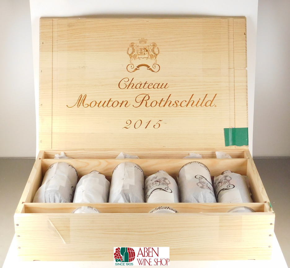 Chateau Mouton-Rothschild 2015 Bordeaux Red Dry CH.ムートン・ロートシルト 15　 格付け ボルドー・メドック地区格付第1級（1973年以降） A O C ポイヤック 畑位置 ポイヤック村　（CH．ラフィット・ロートシルトと隣接） 畑面積 75ha 生産量 年間平均：約 25,000ケース＝約30万本 平均樹齢 50年以上 品種 カベルネ・ソーヴィニョン　82％、　メルロ　16％、　　カベルネ・フラン　3％ 収　穫 全て手摘み 収　量 平均40〜50hl／ha 工　程 *オーク樽（新樽率100％）でおよそ19〜22ヶ月間の熟成 諸処理 清澄処理実施 タイプ 赤のフルボディ 特　徴 驚くほど濃い色調で、豊かな果実香にモカのような香りと並外れて芳醇な味わいで丸みのある力強いタンニンと大変長い余韻が特徴的なスタイル。 料理 チーズ 牛のヒレ肉の網焼きや牛ヒレのステーキ・バターソースや赤ワインソース、牛赤身肉のカツレツなどが合う。 チーズでは、白カビソフトタイプのカマンベール、ウォッシュタイプ・ソフトのポンレヴェックやショーム、青カビタイプのスティルトンなど。 セカンド ル・プティ・ムートン・ロートシルト ■ ご確認ください ■ 当該商品は自社販売と在庫を共有しているため、在庫更新のタイミングにより、在庫切れの場合やむをえずキャンセルさせていただく可能性があります。 様々な贈り物にご利用いただけます。 季節のご挨拶 お正月 御年賀 お年賀 御年始 母の日 父の日 初盆 御中元 お中元 残暑御見舞 残暑見舞い 敬老の日 寒中お見舞 クリスマス プレゼント お歳暮 御歳暮 春 夏 秋 冬 日常の贈り物 内祝い 御見舞 退院祝い 全快祝い 快気祝い 快気内祝い 引っ越し 志 進物 寸志 粗品 のし 熨斗 挨拶ギフト お返しギフト 新築祝い 引っ越し祝い 退職祝い ギフト お祝い 御祝い 金婚式御祝 銀婚式御祝 御結婚お祝い ご結婚御祝い 御結婚御祝 結婚祝い 結婚内祝い 結婚式 御新築祝 新築御祝 新築内祝い 祝御新築 祝御誕生日 バースデー バースディ バースディー 昇進祝い 昇格祝い 就任 御礼 お礼 謝礼 御返し お返し お祝い返し 御祝いCH．ムートン・ロートシルト　2015年×6本 ＆生産者ロゴ入り木箱付セット 　「ゲルハルト・リヒター」画 　メドック地区四大シャトーのひとつで、1855年の格付けでは当時のオーナーがシャトーを取得して日が浅かったため2級格付けでした。 　故・フィリップ・ロートシルト男爵の努力が実り、1973年の格付け見直しで例外的に第2級から唯一昇格し1級を取得しました。 その年のラベルには、ラベルには、 PREMIER　CRU　EN　 1973 PREMIER　 JE　SUIS，　　我　一級たり、 SECONDE　JE　FUS，　　かつては　二級なりき、 MOUTON　NE　CHANGE．　　されど　ムートンは変わらず の文字かの有名な句が書かれ、男爵のその喜びが表されています。 また、1945年以来ラベルを毎年世界の著名な画家がデザインすることでも知られており、コレクターに高い人気があります。 ミロ、ピカソ、シャガール、コクトー、1979年は日本人の画家堂本尚郎氏、1991年はSETSUKO（巨匠バルテュス夫人）の絵がラベルを飾っています。 1988年1月の男爵の亡き後は、その娘フィリピーヌが後継者として、現在、パトリック・レオン率いる有能な醸造チームと共にムートン帝国を率いています。（・・・詳細＆一覧）