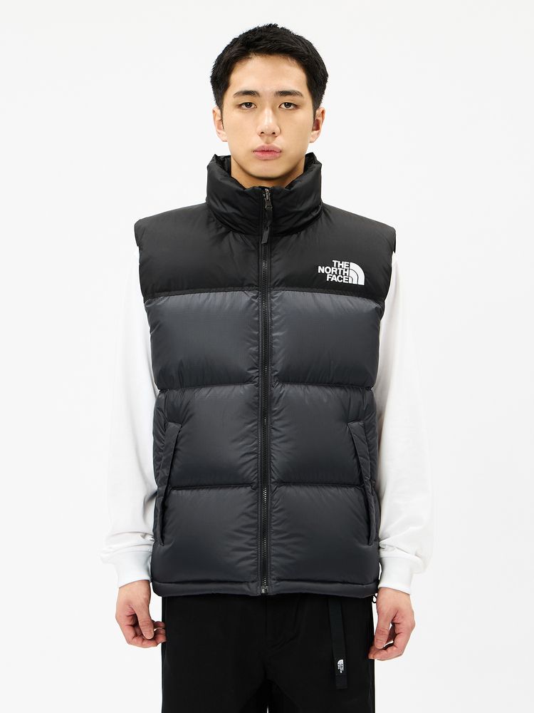 商品について 1992年、エクスペディション向けに開発し、1990年代のTHE NORTH FACEを代表するヘリテージモデルであるヌプシジャケットのデザインを踏襲したベスト。時流に合わせたバランスよいサイズ感にアップデートしました。 環境に配慮したリサイクルダウンを中わたの一部に使用。表地は強度がある40デニールのリップストップナイロンにはっ水加工を施し、肩切り替え部分は厚手のナイロン素材に切り替えています。 商品詳細 ●＜表地＞40D Recycled Nylon Ripstop（ナイロン100％）＜中わた＞GreenRecycled CLEANDOWN（ダウン80％、フェザー20％）＜肩部分・裏地＞Recycled Nylon Cloth（ナイロン100％） ※製品改良の為、仕様の一部を予告なく変更することがあります。