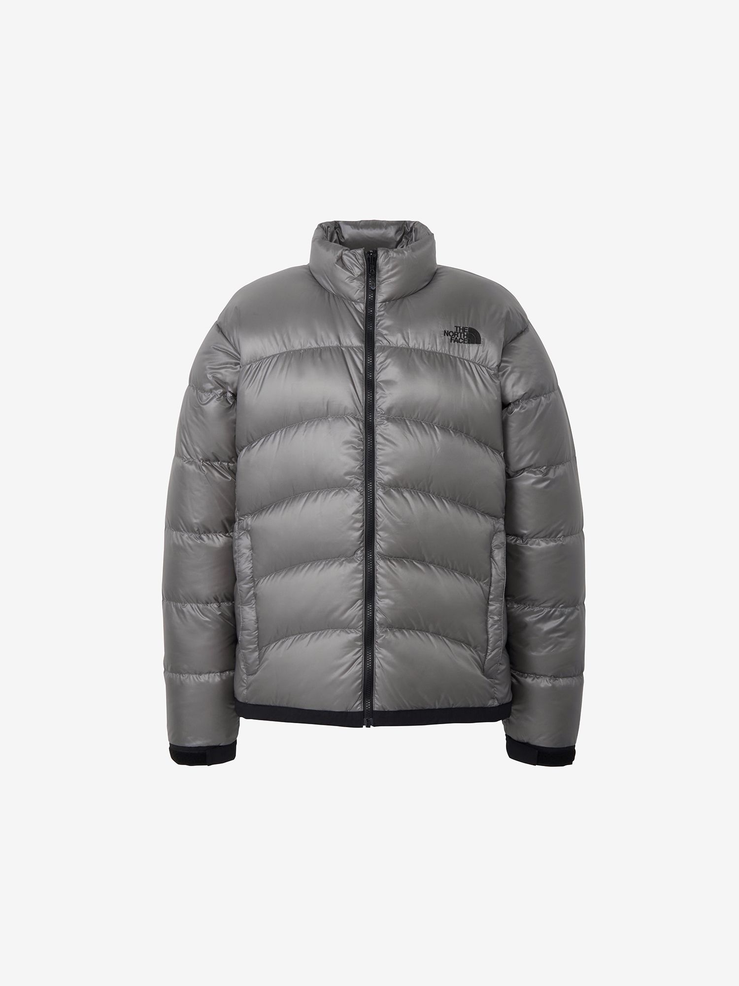 商品について 暖かさと軽さを持つ、THE NORTH FACEの定番ダウンジャケット。2024年秋冬シーズンより2002年当時のディテールを復刻し、バランスのよいサイズ感にアップデートしました。 生地には軽量な20デニールリップストップナイロンを使用。はっ水加工を施すことで、多少の雨や雪に対応します。光沢感のある生地で品のよい風合いを演出。擦れやすい袖口と裾は、ナイロンタフタ生地で補強しています。中わたは遠赤外線効果で保温効果が持続する光電子ダウン。高度な洗浄技術により、汚れを徹底的に除去したクリーンなダウンが高い保温性を確保します。別売りのアウターにインナーとして連結できるジップインジップ対応モデル。携行に便利なスタッフサック付きです。 商品詳細 ●F24より仕様変更。サイズリニューアル。身巾約1サイズUP ●20D Ripstop Nylon（ナイロン100％）＜中わた＞CLEANDOWN 光電子（ダウン72％、レーヨン20％、フェザー8％）＜別布＞NORTHTECH Cloth ECO（ナイロン100％） ※仕様の一部を予告なく変更することがあります。