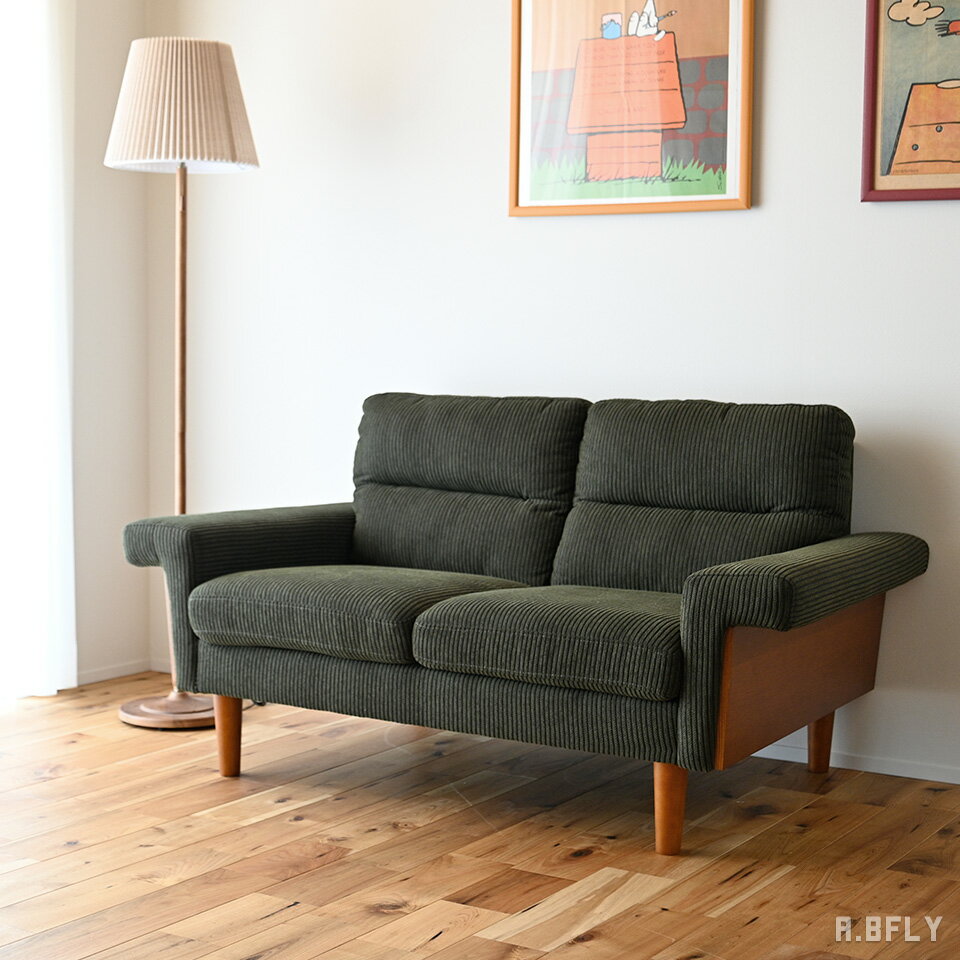 【最大6,000円クーポン配布中】2人掛けソファ モスグリーン コーデュロイ 天然木脚 2Pソファ ファブリック ウォールナット突板 側板 ヴィンテージ ミッドセンチュリー 和モダン 布張り ラバーウッド 二人掛け 完成品 木肘 木枠ソファ【大型商品】