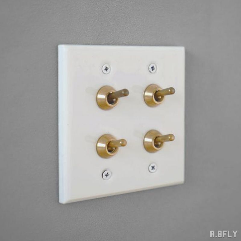 セラミックプレート 4スイッチ 磁器 真鍮 ホワイト 白 ホテルライク 海外 スイッチ 4口 トグルスイッチ 照明 照明器具 レトロ インダストリアル 重厚感 シンプル DIY 壁スイッチ 洗面所 雑貨 新築 おしゃれ 施主支給 リノベーション デザイン住宅 新築 自由設計 建築士
