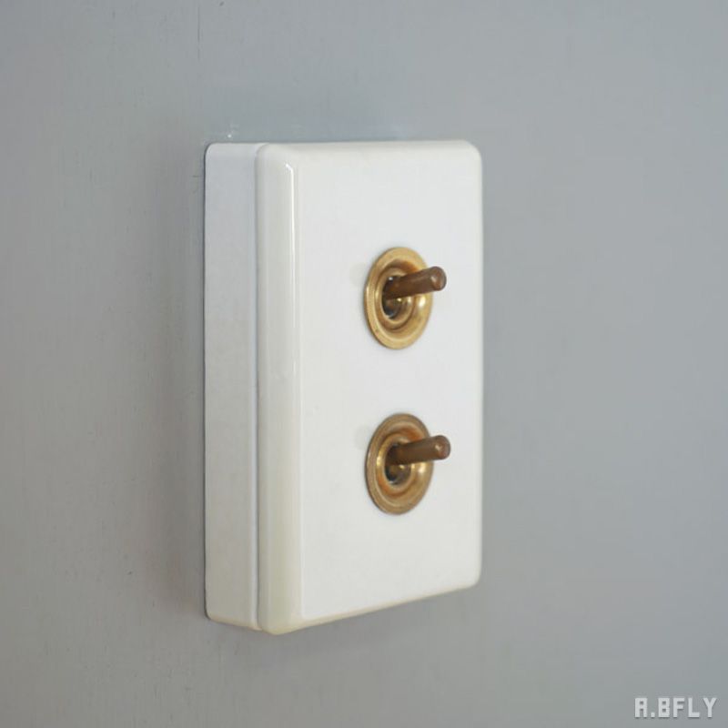 樂天商城 - 陶器プレート 2スイッチ ダブル 真鍮 ホワイト 白 アンティーク調 海外 スイッチ 2口 トグルスイッチ 照明器具 レトロ インダストリアル 重厚感 シンプル DIY 壁スイッチ 洗面所 新築 おしゃれ 施主支給 リノベーション デザイン住宅 新築 自由設計 建築士 クラシカル 店舗