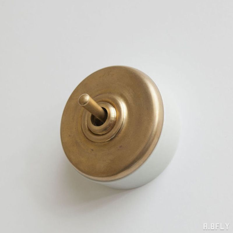 樂天商城 - 陶器プレート 丸型 陶器スイッチ 真鍮 ブラス ホワイト 白 アンティーク調 海外 スイッチ 1口 トグルスイッチ レトロ インダストリアル 重厚感 シンプル DIY 壁スイッチ 洗面所 新築 おしゃれ 施主支給 リノベーション デザイン住宅 新築 自由設計 建築士 クラシカル 店舗