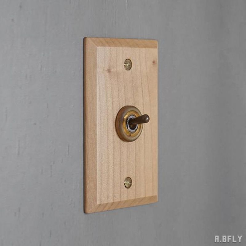 樂天商城 - ウッデンプレート 1スイッチ メープル ナチュラル スイッチ 1口 真鍮 ゴールド 木目 トグルスイッチ 照明 照明器具 レトロ インダストリアル 無機質 シンプル DIY 壁スイッチ トグル 雑貨 新築 おしゃれ 施主支給 リノベーション デザイン住宅 新築 自由設計 建築士