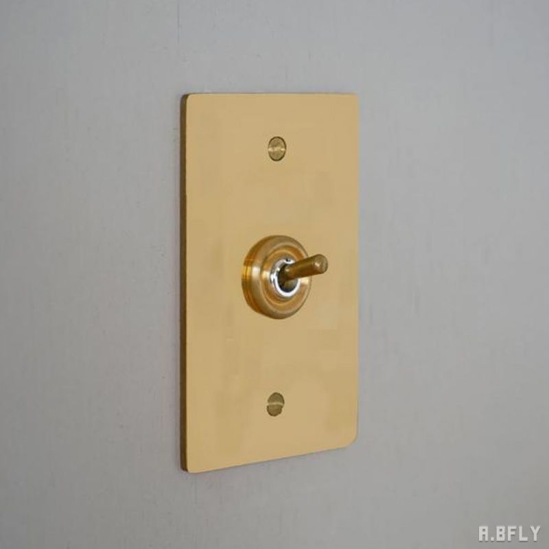 樂天商城 - 真鍮プレート 1スイッチ 真鍮 ゴールド スイッチ 1口 クラシカル アンティーク ビンテージテイスト トグルスイッチ 照明 照明器具 レトロ インダストリアル シンプル DIY 壁スイッチ トグル 雑貨 新築 おしゃれ 施主支給 リノベーション デザイン住宅 新築 自由設計 建築士