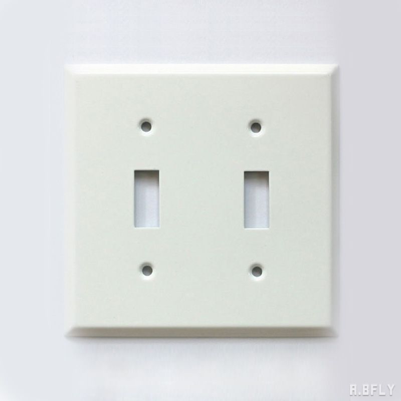 ミニマルで工業的な雰囲気のアメリカンスイッチ。 そのアメリカンスイッチ専用の「スイッチプレート」です。 清潔感あるホワイトカラーのスチールプレートは、シンプルでどんなお部屋にも馴染みます。割れにくく丈夫な素材なので、長い期間劣化せずにお使いいただけます。 サイズ サイズ/約w116 × h114mm 素材/スチール ※ビス付き スイッチの形状 2口スイッチプレート:スイッチを2つ組み合わせられる平らなプレートタイプです。既存の壁埋込み型スイッチからも付け替えやすく、日本製スイッチボックスに対応しているので、穴を埋めたり隠す工事をしなくても設置できます。(国産メーカー規格ビス穴ピッチ83.3mmに対応。事前に施工業者様にご確認ください。) スイッチの数 2口スイッチ:2つの照明を点灯/消灯する事ができます。玄関と廊下、お手洗いと洗面所など、2つの照明を使用する場面に適しています。 補足 スイッチ側が片切りタイプなら一箇所からのみON/OFF操作が可能、スイッチ側が3路や4路タイプなら複数の箇所から操作が可能です。ご購入前に必ず施工業者様にご確認いただき、用途に合ったスイッチとプレートをお選びください。 アメリカンスイッチプレート共通注意事項 ※こちらの商品はアメリカンスイッチの「プレート」部分です。お使いいただくには別途「スイッチ」をご購入ください。通常の日本製のスイッチには使用できませんのでご注意ください。 ※取付には電気工事士の資格が必要です。取付・取替は必ず電気工事店にご依頼をお願いいたします。 ※商品が到着しましたら、すみやかに開封の上で内容をご確認ください。 ※電動工具などを使用して取り付けられた場合や、ネジを締めすぎた場合、商品に割れやヒビが入る可能性がございます。商品取り付け時の破損等は保証対象外となりますので、必ず同封の説明書に従ってご注意の上で取り付けを行って下さい。 ※入荷時検品を行っておりますが、生産工程の際に付く色むらや、輸送時のスレや小キズ等がございます。海外製品の特徴としてご了承の上、お買い求めくださいませ。 ※ご不明な点等ございましたらお気軽にお問い合わせください。 発送について クリックポストでのお届けです。 日時・時間帯指定は不可となります。
