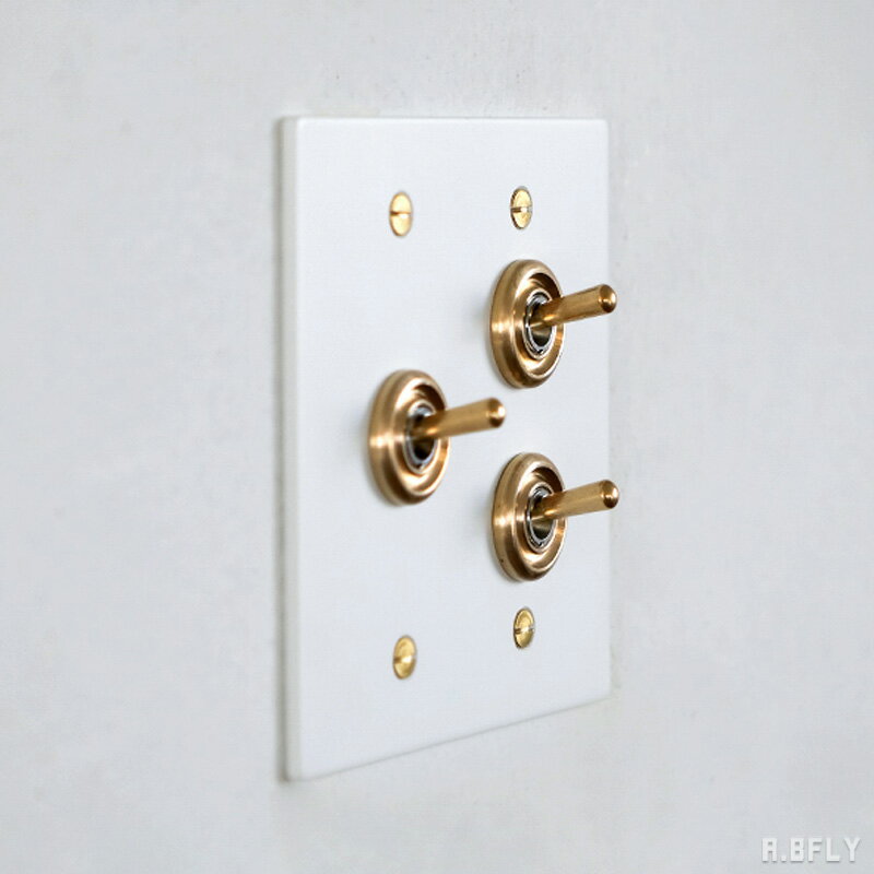 樂天商城 - スチールプレート 3スイッチ ホワイト 白 スイッチ 3口 ミニマル スチール製 鉄 トグルスイッチ 照明 照明器具 レトロ インダストリアル 無機質 シンプル DIY 壁スイッチ トグル 雑貨 新築 店舗 おしゃれ 施主支給 リノベーション デザイン住宅 新築 自由設計 建築士