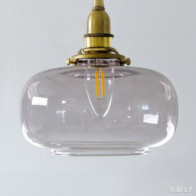 商品仕様 素材 ガラス サイズ サイズ：約 直径170×100mm 灯具接続口径：約56mm 重量：約250g 注意事項 ※工場で職人の手により生産しているものが多いため、黒い点のように見える細かなススが混入していたり、気泡が入っている場合があります。いずれも製品特性として良品の範囲内です。 対応灯具 こちらのシェードは取付タイプAです。 対応する灯具は、シェードとの組み合わせにより異なります。 ご購入前に、必ず下記の対応表をご確認ください。 シェード・灯具対応表を確認する 対応電球 電球は付属していません。 口金サイズと使用できる電球は、組み合わせる灯具により異なります。 ご購入前に、灯具の仕様と下記の対応表をご確認ください。 電球の仕様・対応表を確認する ※他社製の電球は、形状により使用できない場合があります。対応表に掲載している電球との組み合わせをおすすめします。やわらかな曲線と丸みのあるフォルムが、穏やかな印象のガラスシェードです。 クリア・チェリー・ミントの3色から空間の雰囲気に合わせてカラーを選んでください。 くすんだチェリー色はアンニュイで、落ち着いた大人っぽい雰囲気です。 商品の特徴 落ち着いたローズカラーのガラスは上品で洗練された雰囲気があり、シンプル・レトロ・モダンなどさまざまなテイストのインテリアに調和します。 ガラスは光を通す素材なので、電球を点灯すると空間全体が明るくなります。 昼間消灯している時も自然光を集めてきらきらと光り、空間のアクセントになる存在です。 光源が目に入りやすいので、吊るす高さや場所を工夫して、眩しく感じない位置に調整してください。 玄関やお手洗いなどの限られた空間では1灯、廊下やキッチンカウンターでは2灯から3灯を並べる使い方がおすすめです。 ダイニングスペースにはダウンライトやその他メイン照明と組み合わせたり、2灯から3灯を並べたりして、食卓がちょどよい明るさになるよう空間とのバランスを見ながら設置してください。 こちらはシェード単品です。 灯具・電球は付属していません。 ご使用の際は、対応する灯具と電球を別途ご用意ください。