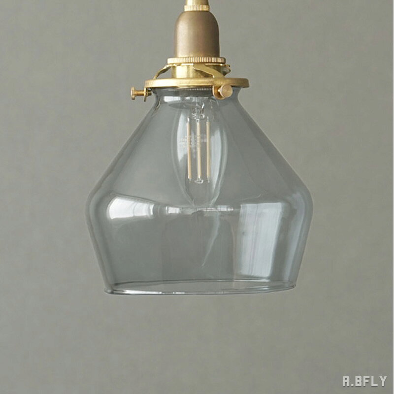 商品仕様 素材 ガラス サイズ サイズ：約 直径137×高さ115mm 灯具接続口径：約56mm 重量：約280g 対応灯具 こちらのシェードは取付タイプAです。 対応する灯具は、シェードとの組み合わせにより異なります。 ご購入前に、必ず下記の対応表をご確認ください。 シェード・灯具対応表を確認する 対応電球 電球は付属していません。 口金サイズと使用できる電球は、組み合わせる灯具により異なります。 ご購入前に、灯具の仕様と下記の対応表をご確認ください。 電球の仕様・対応表を確認する ※他社製の電球は、形状により使用できない場合があります。対応表に掲載している電球との組み合わせをおすすめします。 注意事項 ※手作業で製造を行っている商品のため、わずかな歪みや、重量の個体差が生じる場合があります。光の広がり方まで考えて選ぶシェード。 洋梨のような可愛らしいフォルム。 透明感のあるガラスが空間に瑞々しさを与えるペンダントシェードです。 こちらのシェードは澄んだクリアグレーが上質感を漂わせます。 日中はシェードの輪郭を、夜は素材を通る光を楽しめるため、照明が一日を通して空間の一部になります。 コンパクトながら厚みがあり、端正な印象です。 玄関・洗面所・お手洗いなどには1灯使いで、 ダイニング・キッチンカウンターなどには複数個を多灯使いで吊るしていただくのがおすすめです。 幅約13.7cm・高さ約11.5cmです。色ガラス内へ収まる電球寸法と灯具の取付タイプをご確認ください。 ガラスは点灯するとシェードが光を通し、空間全体に明かりが広がります。 光源が目に入りやすいので吊るす高さや場所を工夫して、 眩しく感じない適切な位置に調整してください。 こちらはシェード単品です。 グレーの洋梨形ガラスは、丸い輪郭に落ち着いた色を重ね、読書スペースの一灯を静かに引き締めます。 灯具・電球は付属していません。 洋梨のような可愛らしいフォルム。この輪郭を灯りとして仕上げるため、取付タイプに合う灯具と電球を商品仕様の対応表からお選びください。 ご使用の際は、対応する灯具と電球を別途ご用意ください。 幅約13.7cm・高さ約11.5cmです。色ガラス内へ収まる電球寸法と灯具の取付タイプをご確認ください。