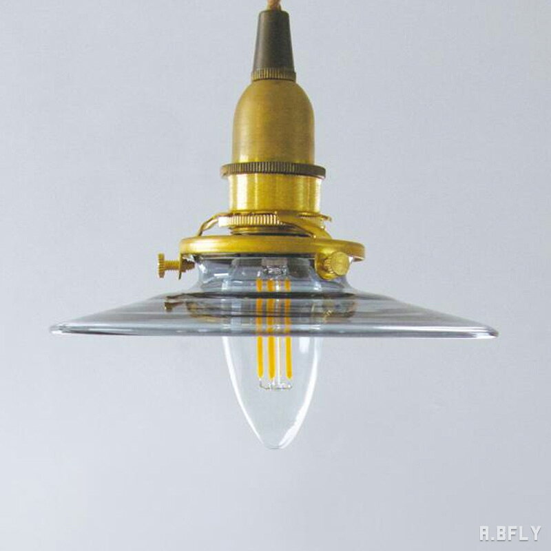 商品仕様 素材 ガラス サイズ サイズ：約 直径150×高さ28mm 灯具接続口径：約56mm 重量：約60g 注意事項 ※手作業で製造を行っている商品のため、わずかな歪みや、重量の個体差が生じる場合があります。 ※工場で職人の手により生産しているものが多いため、黒い点のように見える細かなススが混入していたり、気泡が入っている場合があります。いずれも製品特性として良品の範囲内です。 対応灯具 こちらのシェードは取付タイプAです。 対応する灯具は、シェードとの組み合わせにより異なります。 ご購入前に、必ず下記の対応表をご確認ください。 シェード・灯具対応表を確認する 対応電球 電球は付属していません。 口金サイズと使用できる電球は、組み合わせる灯具により異なります。 ご購入前に、灯具の仕様と下記の対応表をご確認ください。 電球の仕様・対応表を確認する ※他社製の電球は、形状により使用できない場合があります。対応表に掲載している電球との組み合わせをおすすめします。シンプルでかわいいガラスのミニシェードです。 ブルーグレーのガラスはどこか懐かしく静かな雰囲気があり、シンプル・レトロ・モダンなどさまざまなテイストのインテリアに調和します。 ガラスは点灯するとシェードが光を通し、空間全体に明かりが広がります。 光源が目に入りやすいので吊るす高さや場所を工夫して、眩しく感じない適切な位置に調整してください。 シェードが小ぶりなので、玄関やお手洗いなどの限られた空間では1灯、廊下やキッチンカウンターでは2灯から3灯を並べる使い方がおすすめです。 天井高や空間とのバランスを確認しながら設置してください。 こちらはシェード単品です。 灯具・電球は付属していません。 ご使用の際は、対応する灯具と電球を別途ご用意ください。