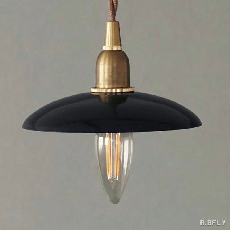商品仕様 素材 鉄 サイズ サイズ：約 直径140×高さ25mm 灯具接続口径：約30mm 重量：約135g 注意事項 ※手作業で製造を行っている商品のため、わずかな歪みや、重量の個体差が生じる場合があります。 ※作業工程上、シェードの表面に塗装ムラがみられる場合があります。いずれも製品特性として良品の範囲内となります。あらかじめご了承ください。 対応灯具 こちらのシェードは取付タイプCです。 対応する灯具は、シェードとの組み合わせにより異なります。 ご購入前に、必ず下記の対応表をご確認ください。 シェード・灯具対応表を確認する 対応電球 電球は付属していません。 口金サイズと使用できる電球は、組み合わせる灯具により異なります。 ご購入前に、灯具の仕様と下記の対応表をご確認ください。 電球の仕様・対応表を確認する ※他社製の電球は、形状により使用できない場合があります。対応表に掲載している電球との組み合わせをおすすめします。小ぶりなサイズのアイアンシェードです。 光沢のあるブラックは空間を上質に仕上げ、シンプル・ヴィンテージ・モダン・インダストリアルなどさまざまなスタイルに調和します。 シェードが電球を覆わないタイプなので、光が全方向に広がります。 吊るす場所や高さにより電球の光が直接目に入り眩しく感じることがあるので、調整してください。 小ぶりなシェードは、玄関・洗面所・お手洗いなどの限られた空間では1灯で、キッチンカウンターやダイニングなど横に広がる場所では2灯から3灯を並べる使い方がおすすめです。 天井高や空間とのバランスを確認しながら設置してください。 こちらはシェード単品です。 灯具・電球は付属していません。 ご使用の際は、対応する灯具と電球を別途ご用意ください。