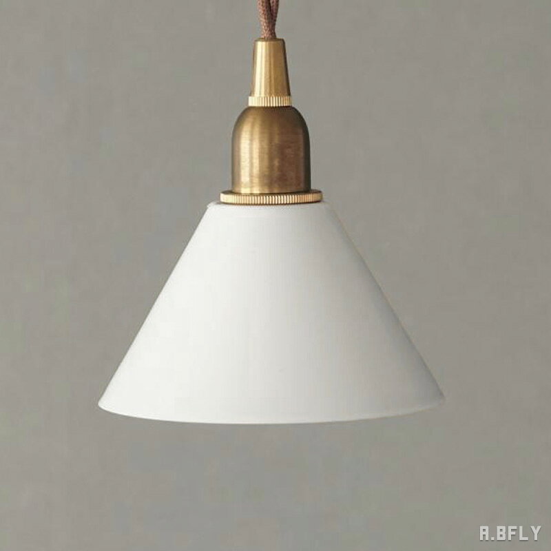 商品仕様 素材 鉄 サイズ サイズ：約 直径120×高さ70mm 灯具接続口径：約30mm 重量：約135g 注意事項 ※手作業で製造を行っている商品のため、わずかな歪みや、重量の個体差が生じる場合があります。 ※作業工程上、シェードの表面に塗装ムラがみられる場合があります。いずれも製品特性として良品の範囲内となります。あらかじめご了承ください。 対応灯具 こちらのシェードは取付タイプCです。 対応する灯具は、シェードとの組み合わせにより異なります。 ご購入前に、必ず下記の対応表をご確認ください。 シェード・灯具対応表を確認する 対応電球 電球は付属していません。 口金サイズと使用できる電球は、組み合わせる灯具により異なります。 ご購入前に、灯具の仕様と下記の対応表をご確認ください。 電球の仕様・対応表を確認する ※他社製の電球は、形状により使用できない場合があります。対応表に掲載している電球との組み合わせをおすすめします。小ぶりなサイズのアイアンシェードです。 光沢のあるホワイトは清潔感があり、シンプル・ナチュラル・モダンなど、さまざまなインテリアに調和します。 光を通さないので下方向に光が広がり、スポット的なあかりが楽しめます。 小ぶりなシェードは、玄関・洗面所・お手洗いなどの限られた空間では1灯で、キッチンカウンターやダイニングなど横に広がる場所では2灯から3灯を並べる使い方がおすすめです。 天井高や空間とのバランスを確認しながら設置してください。 こちらはシェード単品です。 灯具・電球は付属していません。 ご使用の際は、対応する灯具と電球を別途ご用意ください。