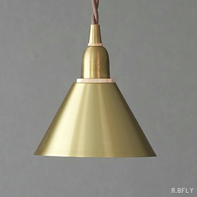 商品仕様 素材 真鍮 サイズ サイズ：約 直径120×高さ70mm 灯具接続口径：約30mm 重量：約100g 対応灯具 こちらのシェードは取付タイプCです。 対応する灯具は、シェードとの組み合わせにより異なります。 ご購入前に、必ず下記の対応表をご確認ください。 シェード・灯具対応表を確認する 対応電球 電球は付属していません。 口金サイズと使用できる電球は、組み合わせる灯具により異なります。 ご購入前に、灯具の仕様と下記の対応表をご確認ください。 電球の仕様・対応表を確認する ※他社製の電球は、形状により使用できない場合があります。対応表に掲載している電球との組み合わせをおすすめします。 注意事項 ※手作業で製造を行っている商品のため、わずかな歪みや、重量の個体差が生じる場合があります。 ※お手入れは水で濡らした布で拭き取ってください。シンナーや金属研磨剤などはコーティングが剥がれるため使用しないでください。光の広がり方まで考えて選ぶシェード。 小ぶりなサイズの真鍮製ペンダントシェードです。 マットコーティングを施した真鍮は酸化の進行が遅く、無塗装の真鍮と比べると経年による変化がゆるやかです。 真鍮独特の輝きは持ちながらも、さらりとした穏やかな風合いで、シンプル・ナチュラル・ヴィンテージなどさまざまなインテリアに調和します。 日中はシェードの輪郭を、夜は素材を通る光を楽しめるため、照明が一日を通して空間の一部になります。 シェードが電球の半分以上を覆い、光を通さない素材なので下方向に光が広がります。 陰影のコントラストが強い、スポット的なあかりが楽しめます。 玄関・洗面所・お手洗いなどの限られた空間では1灯、キッチンカウンターやダイニングでは2灯から3灯を並べる使い方がおすすめです。 幅約12cm・高さ約7cmです。真鍮部分の熱と電球寸法を踏まえ、対応品を別途お選びください。 ご購入前にご確認ください ※お手入れは水で濡らした布で拭き取ってください。 シンナーや金属研磨剤などはコーティングが剥がれるため使用しないでください。 こちらはシェード単品です。 真鍮の円柱状シェードは、細い金属の輪郭が灯具と連続し、カウンター上の一灯を端正に仕上げます。 灯具・電球は付属していません。 小ぶりなサイズの真鍮製ペンダントシェードです。この輪郭を灯りとして仕上げるため、取付タイプに合う灯具と電球を商品仕様の対応表からお選びください。 ご使用の際は、対応する灯具と電球を別途ご用意ください。 幅約12cm・高さ約7cmです。真鍮部分の熱と電球寸法を踏まえ、対応品を別途お選びください。