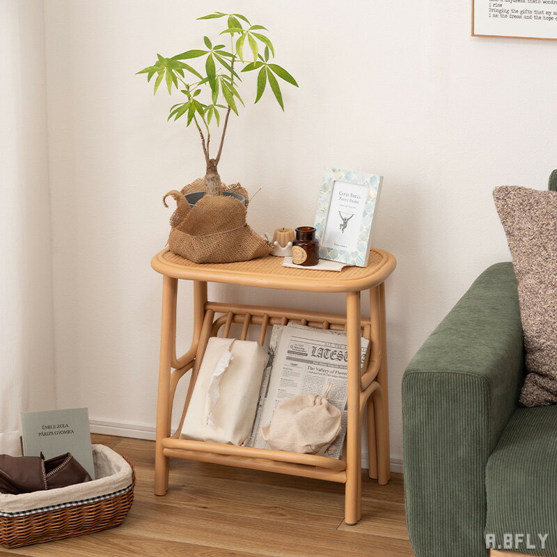 天然ラタンを使用したマガジンラック付きサイドテーブル。 ソファ横やベッド横に置いて使いやすい高さ設計。 お気に入りの雑誌や、すぐに取り出したい小物などを置いておくのに便利なラック付き。 玄関先に置いてスリッパラック兼小物置きとしても♪ 軽く...