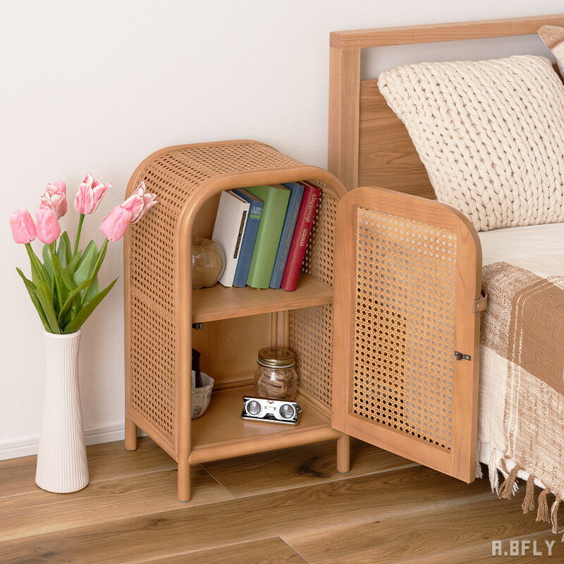 樂天商城 - キャビネット チェスト ラタン ミニキャビネット 小さめ 小さい 可愛い 扉付き ベッドサイド 寝室 コンパクト 韓国インテリア ナチュラル カントリー カゴメラタン 個性的 籐家具 小物置き 小物収納 天然素材 自然素材 本棚 インテリア 完成品