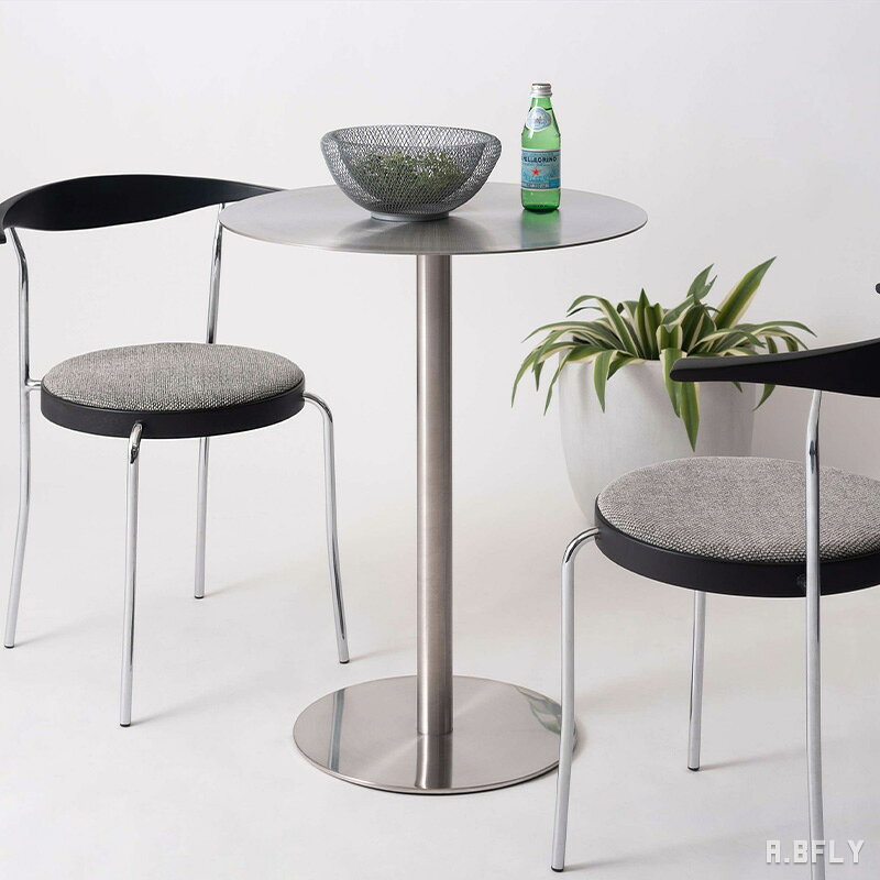 商品仕様 サイズ 幅60×奥行60×高さ72cm 素材 ステンレス 重量 約15kg 耐荷重 約25kg 梱包サイズ 幅73×奥行15×高さ15cm／約1.7kg幅61×奥行62×高さ5cm／約15kg 生産国 中国 組立 組立品 ご購入前に 製造工程上、天板に溶接痕や研磨跡、天板裏面に研磨跡や一部擦れが生じる場合があります。製品の特性としてご了承ください。撮影用の雑貨は付属しません。撮影環境やモニターにより、実物と色味が異なって見える場合があります。品質改良のため、予告なく仕様やデザインを変更する場合があります。 SERIES LINEUP スクエア ラウンド※現在のページです写真：ステンレスカフェテーブル ラウンド 丸い天板が、会話の距離をやわらげる。 天板から支柱、ベースまでをステンレスで統一した、直径60cmのカフェテーブルです。角のないラウンド型は動線に取り入れやすく、コンパクトな場所にも軽やかな印象で収まります。 素材感を、形の美しさで見せる。 ステンレスならではの細かな研磨模様と穏やかな光沢が、シンプルな輪郭を引き立てます。飲み物や軽食を囲む二人の時間にも、一人で本を広げる場所にも使いやすい大きさです。 椅子を合わせやすい、一本脚。 中央の支柱で天板を支えるため、脚の位置を気にせず椅子を配置できます。円形ベースの裏側には床との接触をやわらげる保護材を備えています。 暮らしにも、ショップにも。 ダイニングの一角や窓辺のティースペースはもちろん、カフェやサロンの小さなテーブルにも。合わせる椅子の素材や色によって、空間の印象を静かに変えてくれます。