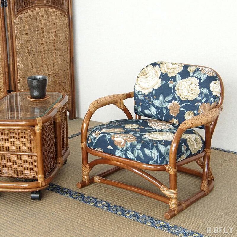 樂天商城 - ラタンチェア ロータイプ 座椅子 籐椅子 パーソナルチェア フロアチェア ラタン 籐 自然素材 天然素材 クッション 軽量 敬老 お祝い 贈り物 贈呈品 縁側 和室 アジアンテイスト シンプル 通気性 クラシック レトロ 旅館 和モダン 肘掛け アームレスト 肘置き 完成品