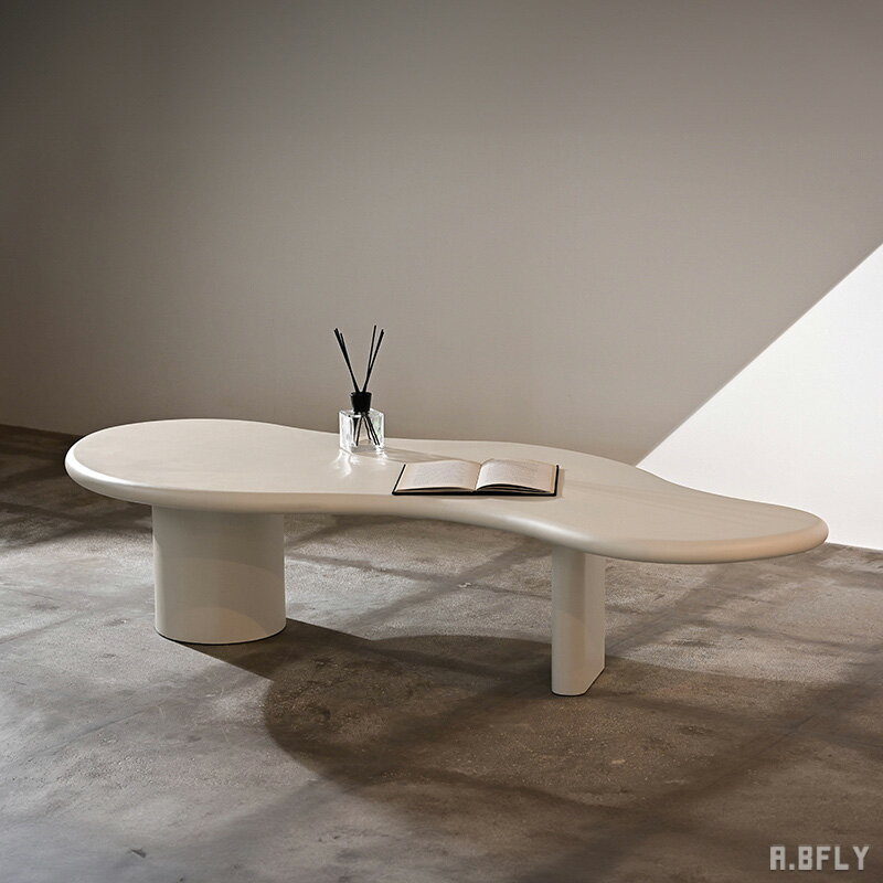 センターテーブル ローテーブル リビングテーブル アシンメトリー デザイン インテリア モダン お洒落 上品 高級感 ウレタン塗装 コンクリート調 耐久性 防水性 お手入れ簡単 無機質