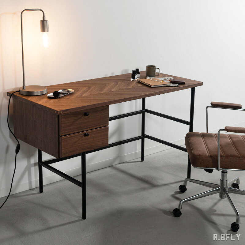 商品仕様 管理番号 fm_203 商品名 form F3-114 ジュニパー デスク 商品内容 引き出し付きデスク 1台※撮影用の家具・照明・小物は付属しません。 サイズ 約 幅120×奥行55×高さ72cm天板厚：約2.5cm 脚部寸法 引き出しのない側の脚間：約75cm脚部奥行：約45.5cm天板下高さ：約69.5cm 引き出し 2杯外寸：約 幅34×奥行53.5cm（取手約2cmを含む）内寸：1杯あたり約 幅25.5×奥行32.5×高さ7cm 背面側空間 約 幅31×高さ22×奥行8cm 素材 天然木化粧繊維板（ウォルナット）、天然木（ウォルナット）、ウレタン塗装、スチール（粉体塗装） カラー ブラウン 耐荷重 約30kg 生産国 中国 仕様 組立式引き出しは左右どちらにも取り付け可能アジャスター付き 梱包 2個口 約 幅127×奥行60×高さ9cm／約16.5kg 約 幅55×奥行39×高さ31cm／約14kg 注意事項 撮影用の家具・照明・小物は付属しません。デスク本体のみのお届けです。 天然木を使用しているため、木目や色合いには個体差があります。 撮影・表示環境により、実物と色の見え方が異なる場合があります。 品質改良のため、予告なく仕様やデザインが変更される場合があります。 COLOR BROWNブラウン※現在のページです NATURALナチュラル仕事道具まで、景色に整える。 幅120cmの天板と2杯の引き出しを、細身のブラックフレームで支えた「ジュニパー」デスク。ウォルナットの木目と黒い直線が、作業場所に落ち着いた輪郭をつくります。 木目の向きを変えた、矢張りの天板。 ウォルナットの突板を、木目の向きが切り替わるよう貼り合わせています。深いブラウンは、ウォルナットの濃淡と矢張りの線をはっきり見せます。 手元の小物を分けられる、2杯の引き出し。 引き出し内寸は1杯あたり約 幅25.5×奥行32.5×高さ7cm。筆記具やノートなど、天板上に出したままにしたくない小物を分けて収納できます。 引き出しは、左にも右にも。 引き出しユニットは左右どちらにも取り付け可能です。壁や窓の位置、利き手、チェアを置く向きに合わせて、組み立て時に配置を選べます。 幅120cm、奥行55cm、高さ72cm。 天板厚は約2.5cm、引き出しのない側の脚間は約75cm、天板下高さは約69.5cmです。デスクチェアの幅や肘掛けの高さ、設置場所の奥行と比べてお選びください。 2個口で届く、組立式のデスク。 梱包は約 幅127×奥行60×高さ9cm・16.5kgと、約 幅55×奥行39×高さ31cm・14kgの2個口です。玄関から設置場所までの搬入経路と、組み立てるための作業スペースをご確認ください。