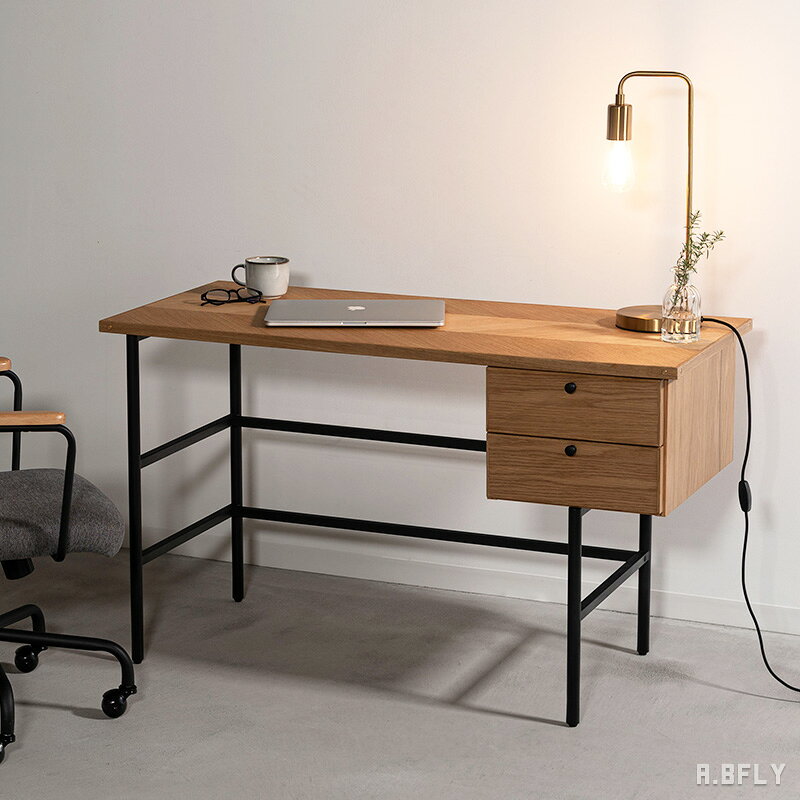 商品仕様 管理番号 fm_204 商品名 form F3-114 ジュニパー デスク 商品内容 引き出し付きデスク 1台※撮影用の家具・照明・小物は付属しません。 サイズ 約 幅120×奥行55×高さ72cm天板厚：約2.5cm 脚部寸法 引き出しのない側の脚間：約75cm脚部奥行：約45.5cm天板下高さ：約69.5cm 引き出し 2杯外寸：約 幅34×奥行53.5cm（取手約2cmを含む）内寸：1杯あたり約 幅25.5×奥行32.5×高さ7cm 背面側空間 約 幅31×高さ22×奥行8cm 素材 天然木化粧繊維板（オーク）、天然木（オーク）、ウレタン塗装、スチール（粉体塗装） カラー ナチュラル 耐荷重 約30kg 生産国 中国 仕様 組立式引き出しは左右どちらにも取り付け可能アジャスター付き 梱包 2個口 約 幅127×奥行60×高さ9cm／約16.5kg 約 幅55×奥行39×高さ31cm／約14kg 注意事項 撮影用の家具・照明・小物は付属しません。デスク本体のみのお届けです。 天然木を使用しているため、木目や色合いには個体差があります。 撮影・表示環境により、実物と色の見え方が異なる場合があります。 品質改良のため、予告なく仕様やデザインが変更される場合があります。 COLOR BROWNブラウン NATURALナチュラル※現在のページです仕事道具まで、景色に整える。 幅120cmの天板と2杯の引き出しを、細身のブラックフレームで支えた「ジュニパー」デスク。オークの木目と黒い直線が、作業場所に落ち着いた輪郭をつくります。 木目の向きを変えた、矢張りの天板。 オークの突板を、木目の向きが切り替わるよう貼り合わせています。明るいナチュラル色は、矢張りの線をやわらかく見せます。 手元の小物を分けられる、2杯の引き出し。 引き出し内寸は1杯あたり約 幅25.5×奥行32.5×高さ7cm。筆記具やノートなど、天板上に出したままにしたくない小物を分けて収納できます。 引き出しは、左にも右にも。 引き出しユニットは左右どちらにも取り付け可能です。壁や窓の位置、利き手、チェアを置く向きに合わせて、組み立て時に配置を選べます。 幅120cm、奥行55cm、高さ72cm。 天板厚は約2.5cm、引き出しのない側の脚間は約75cm、天板下高さは約69.5cmです。デスクチェアの幅や肘掛けの高さ、設置場所の奥行と比べてお選びください。 2個口で届く、組立式のデスク。 梱包は約 幅127×奥行60×高さ9cm・16.5kgと、約 幅55×奥行39×高さ31cm・14kgの2個口です。玄関から設置場所までの搬入経路と、組み立てるための作業スペースをご確認ください。