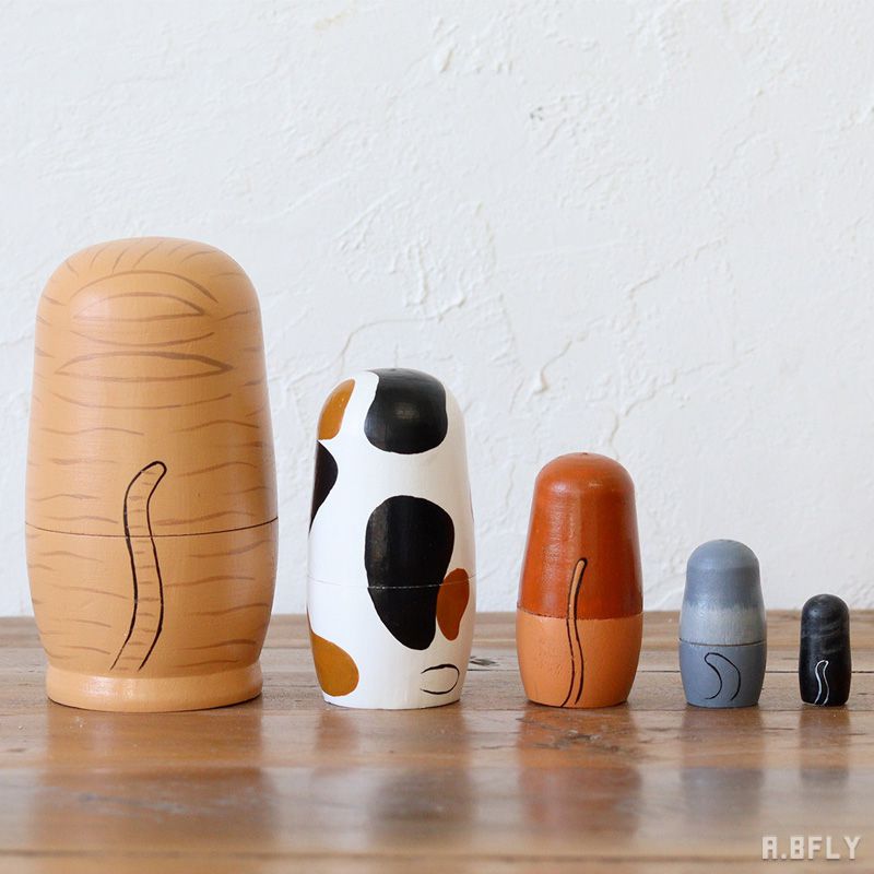 木製マトリョーシカ 猫 キャットモチーフ 置物 インテリアオブジェ 幅6.2×奥行6.2×高さ11.4cm 天然木 手描き ハンドメイドの商品画像 2