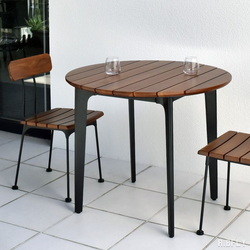 屋外でも使用可能なカフェテーブル。 木部には耐久性に優れたチーク無垢材を使用。 雨に強く、雨ざらし・出しっぱなしもOK フレームの塗装下地には錆びにくい加工が施されています。 シックな空間やインダストリアルスタイルなど多様なシーンに調和するシンプルで軽快なデザインが成されています。 無駄のない、洗練された意匠とカラーリングでテラスやバルコニーをセカンドダイニングとして上質に演出してくれるアイテムです。 居住空間のみならず、店舗空間にも映えるシリーズです。 素材 天板：チーク無垢材（PU塗装） 脚部：スチール（エポキシ樹脂粉体塗装） サイズ 幅900 × 奥行900 × 高さ700 mm 耐荷重 30 kg 組立仕様 組立品（脚部取付） 注意事項 ※撮影及び表示画面の関係で、実際の色と異なって見える場合がございます。 保証期間について 保証期間は、商品到着後1年間となっております。構造等の不具合に限り、1年間は保証の対象となります。 ※保証書は付属していない商品もございますので、不具合等が見つかった場合は当ショップまでお問い合わせください。 SERIES LINEUP チェア チェア 2脚 90 テーブル 90 テーブル & チェアセット ハイチェア ハイチェア 2脚 ハイテーブル ハイテーブル & ハイチェアセット ベンチ