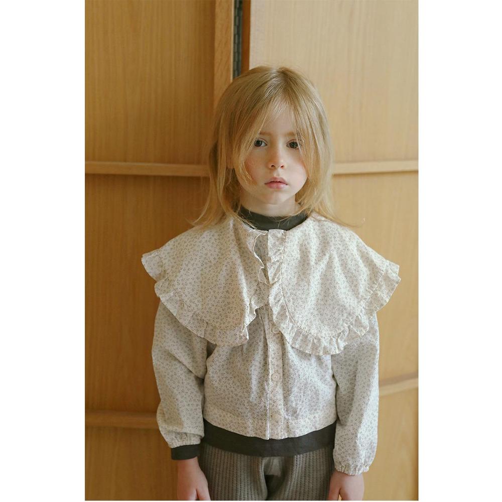 【ビエンナビエン】花柄ビックフリルカラーブラウス キッズ 男の子 女の子 ボーイズ ガールズ AW 秋物 冬物 秋冬物 アビティセレクト アビティ 韓国子供服 子供服 男の子 女の子 子供服 アウター 子ども服のサムネイル