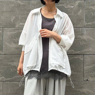 サイズ Size（Free) 身丈　69cm 身幅　46cm 裾幅　58cm 肩幅　33cm AH　 19cm モデル162cm 規格 ■生産地：企画：日本　生産：中国 ■素材・成分：Quality （本体） ポリエステル　95％ ポリウレタン　5％ （別布） ナイロン　100％ 人気のアムンゼン素材にヘムレースを組み合わせたランニング 生地はしわになりにくくきれいな印象ですが ストレッチが効いているので楽な着心地です トレンドライクなレイヤードスタイルに必須のアイテムに 着心地抜群の生地を使用することで更に付加価値をつけ 提案して頂きやすい1枚に仕上げました