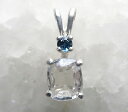 ＜フェナカイト＞ ■産地　　ミャンマー モゴク産 ■サイズ　7×6mm ■重さ　　0.82ct ＜ブルーサファイア＞ ■サイズ　3mm ■全体の長さ　最長16mm ■全体の重さ　0.83g ■金属　シルバー925 ------------- フェナカイトはベリリウムの珪酸塩鉱物で、硬度は7．5、トパーズ、ベリル、クォーツなどと共に産出される場合もあります。 主な産地はブラジル、ロシア、マダガスカル、ミャンマーなどです。 ハイ・バイブレーションの石として熱い注目を受けている石のひとつです。 とても高い振動数を放っていて、澄んだ響きの、天上の音楽が聞こえてくるような感じを受けます。 アゼツライトと似た強いパワーを持っていますが、フェナカイトのほうが鋭さとスピードを感じます。 体内の気、チャクラ全体の力を高め、個としての自己と大いなる全体との関係やつながりに気づかせてくれます。 古来から良く知られたパワーストーンと明らかに違う、今の人々の次元を高め、この時代をを新しい次元に導く使命を持って現れた石だと感じます。 スギライトなどはその石を受け入れる準備のある人が所有できる、と良く言われますが、この石もまたそういう種類の石ではないでしょうか。 フェナカイトの非常にヴァイブレーションの高いパワーについて、ロバート・シモンズ著 「The Book of Stones」には以下のように記されています。 参考にお読みください。 「フェナカイトは、非常に強い力と高いヴァイブレーションを持ち、サードアイ、クラウンチャクラを十分に活性化して強化しすべてのボディの インナービジョンのキャパシティを強化します。 それがグループのような大勢であっても一度に活性化させます。 それらの力はライトボディには大変有益で、ライトボディと身体との意識的な関係において調和させます。 クリスタルワーカーがこの石を用いた場合は、高次の領域へとライトボディを旅立たせ、肉体の領域についての有益な情報を持ち帰らせます。 この石はオーラ・フィールドを即時に浄化させることができ、どの石も非常にエネルギーの強いピュアな白い光エネルギーのジェネレータ（発電機）です。 フェナカイトを用いてワークをすれば、時代を超えた、一連のイニシエーション体験を経験するでしょう。 どの石も高次レベルの意識の発動のためのプラットホームとなります。 フェナカイトを額とその他の場所において瞑想を行えば、その2つのチャクラをクラウンチャクラでリンクさせそれらのチャクラの融合により、深い喜びに満ちた感覚へ導かれるでしょう。」