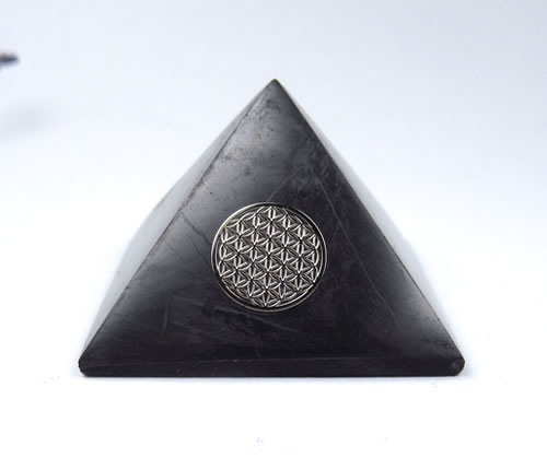 シュンガイト ピラミッド3cm フラワーオブライフ 神聖幾何学図形と立体パワーの融合 パワーストーン shunpy30f