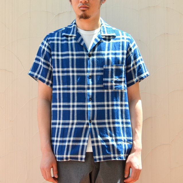 【16 SS】WHITE LINE(ホワイトライン)【40】 WL Indigo Check Open Collar S/S Shirt -blue black- &nbsp; &nbsp; 　WHITELINE(ホワイトライン)/WL Indigo Check Open Collar S/S Shirt-blue black- WHITE LINE（ホワイトライン） ''MADE BASED ON VINTAGE WORKS''(ヴィンテージに基づいた作り） ヴィンテージの持つ味のある縫製や生地の風合いなど、 魅了された要素を理解し、根拠の確かな服作りをベースに表現していきます。 その他のWHITE LINEはこちらへ &nbsp; ※原則として返品は受け付けておりません。 返品・交換等の詳細はこちら スタイル WHITE LINE(ホワイトライン)より、オープンカラーシャツが入荷しました。 ブルーのチェック柄が特徴的なこちらのオープンカラーシャツ。 コットンリネン混でサラッとした生地感ですが柔らかみもあります。 大き目のサイズ感でゆったりと着用して頂けます。 ボタンを開けてインナーの上から羽織ったりされても◎ 爽やかな色合いでこれからの季節にピッタリ一着です。 素材 LINEN　　55％ COTTON 45％ 展開色 blue black 生産国 MADE IN JAPAN サイズ 44：肩幅43.0cm　身幅53.5cm　着丈70cm　袖丈21cm 46：肩幅44.5cm　身幅56.0cm　着丈71cm　袖丈22cm 48：肩幅45.5cm　身幅57.0cm　着丈74cm　袖丈23cm ※商品の加工などにより採寸に多少の誤差が生じる場合が御座います。 着用サイズ・体型 着用モデル：身長171cm　体重62kg　着用：46 弊社スタッフ：身長183cm　体重70kg　着用：48 ※あくまで目安ですので参考までにお願い致します コーディネート パンツ：STYLE CRAFT 靴：Chaco 取り扱い店舗 acoustics stylus 熊本店 096-354-4484 備考欄 ※モニターの発色の具合や撮影した環境によって実際のものと色が異なる場合がございます。