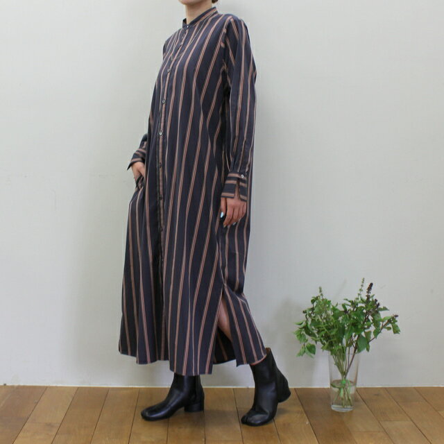 【22 AW】TICCA/ティッカ　 &nbsp; &nbsp; 　&nbsp; 　　　TICCA 　　　（ティッカ） 　　　　2016春夏シーズンデビュー。 　　　　かっこ良くてシンプルで、 　　　　ちょっとした細かいこだわりがあって着やすい服。 　　　　懐かしくて新しい、時間や時流を超えて、いつまでも存在し続ける服。 　　　　ワークの意匠を持ちながらモードの顔を見せる、 　　　　タフさと上品さが備わった服。 　　　　そんな気品を添えるニューベーシックなブランドです。 　　　　 　　　 　　　　　　　 その他のTICCA(ティッカ)はこちら ITEM　INFORMATION &nbsp; ※原則として返品は受け付けておりません。 返品・交換等の詳細はこちら STYLE TICCA(ティッカ)より、ピン付きナローシャツDRESS が届きました。 一番上のボタンがピンになっているのがポイント。 ギャザー分量たっぷりのバルーンスリーブデザイン。 袖口のフレア型もまた可愛い縦長シルエットのワンピース。 サイドにスリットが入っていることですらっとしたシルエットに。。 高密度でぺーパータッチのストライプ素材は、 美しいハリ感と程よいしなやかさを兼ね備えており、上品で上質な存在感に。 素材 綿75%　ナイロン21%　ポリウレタン4% attention ※モニターにより、若干色が異なる場合がございます。 (上記を理由とした交換・返品は お受けできませんのであらかじめご了承ください。) 【smtb-ms】 SIZE INFOMATION【サイズ表はこちら】 &nbsp; &nbsp;肩幅 袖丈 身幅 着丈 裄丈&nbsp; FREE &nbsp;39.0cm 58.5cm 55cm 123cm 77.5cm&nbsp; ※平置きで採寸しております。若干の誤差はご了承下さい。