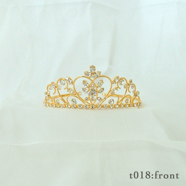 ☆クリスタルガラスを使用したハートモチーフが可憐なお姫様ティアラです。ウェディング/ブライダル/パーティーアクセサリー☆☆同デザインでコーム付きティアラ【T024】もございます。☆ご質問、ご相談等があればお気軽にご連絡ください。長年、業界を...