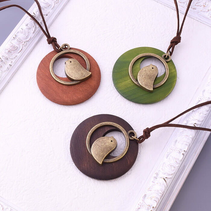 かわいいペンダントネックレス 木製 小鳥 マットメタルパーツ 天然素材 3カラー